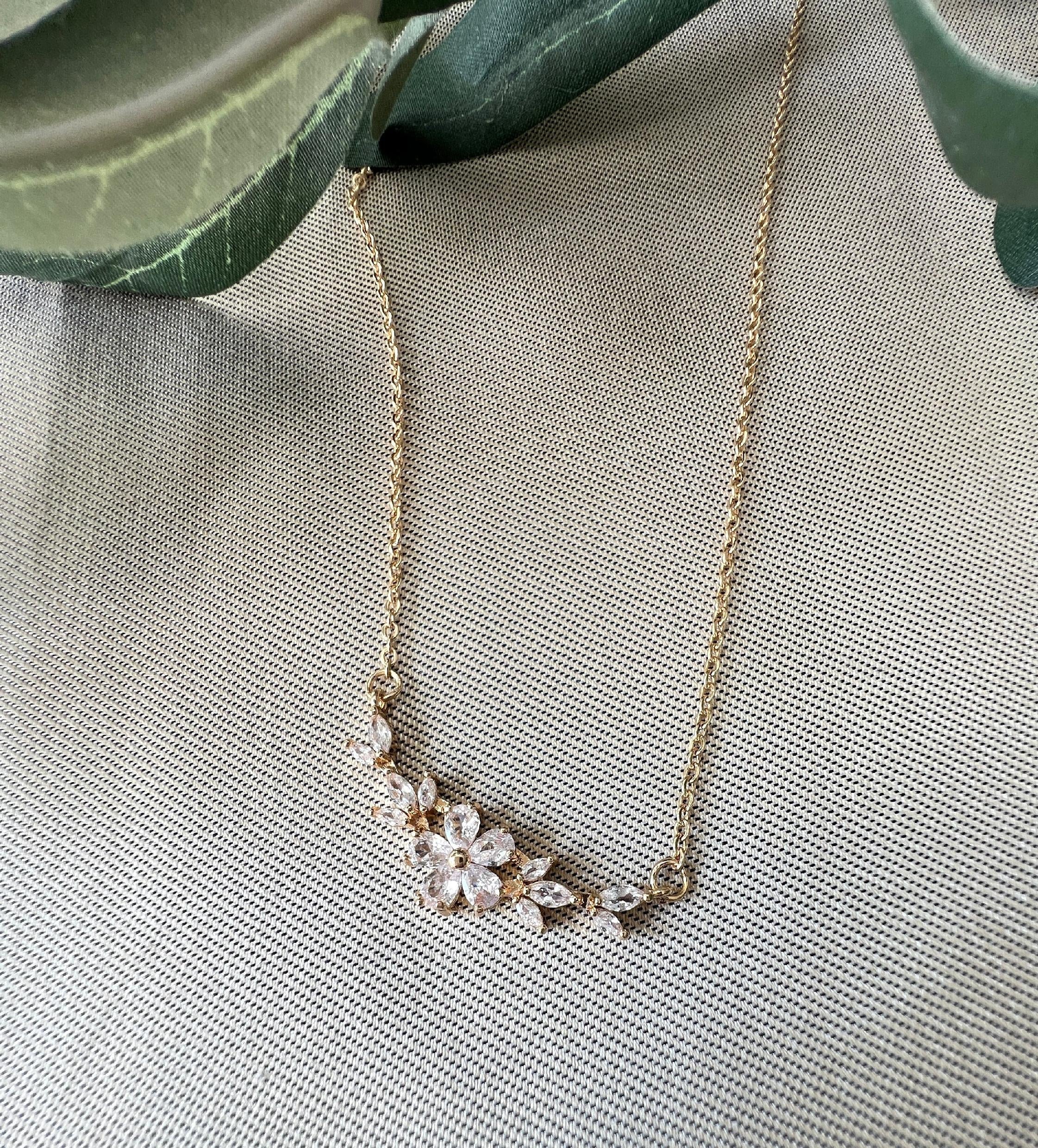 Halskette, kurze Kette, Brautschmuck, feine Blumen, Roségold, Silber oder Gold, glaenzender Schmuck, Hochzeit, Brauthalskette, Brautjungfer, Geschenk fuer Sie, Damenschmuck, Weihnachtsgeschenk Frauen