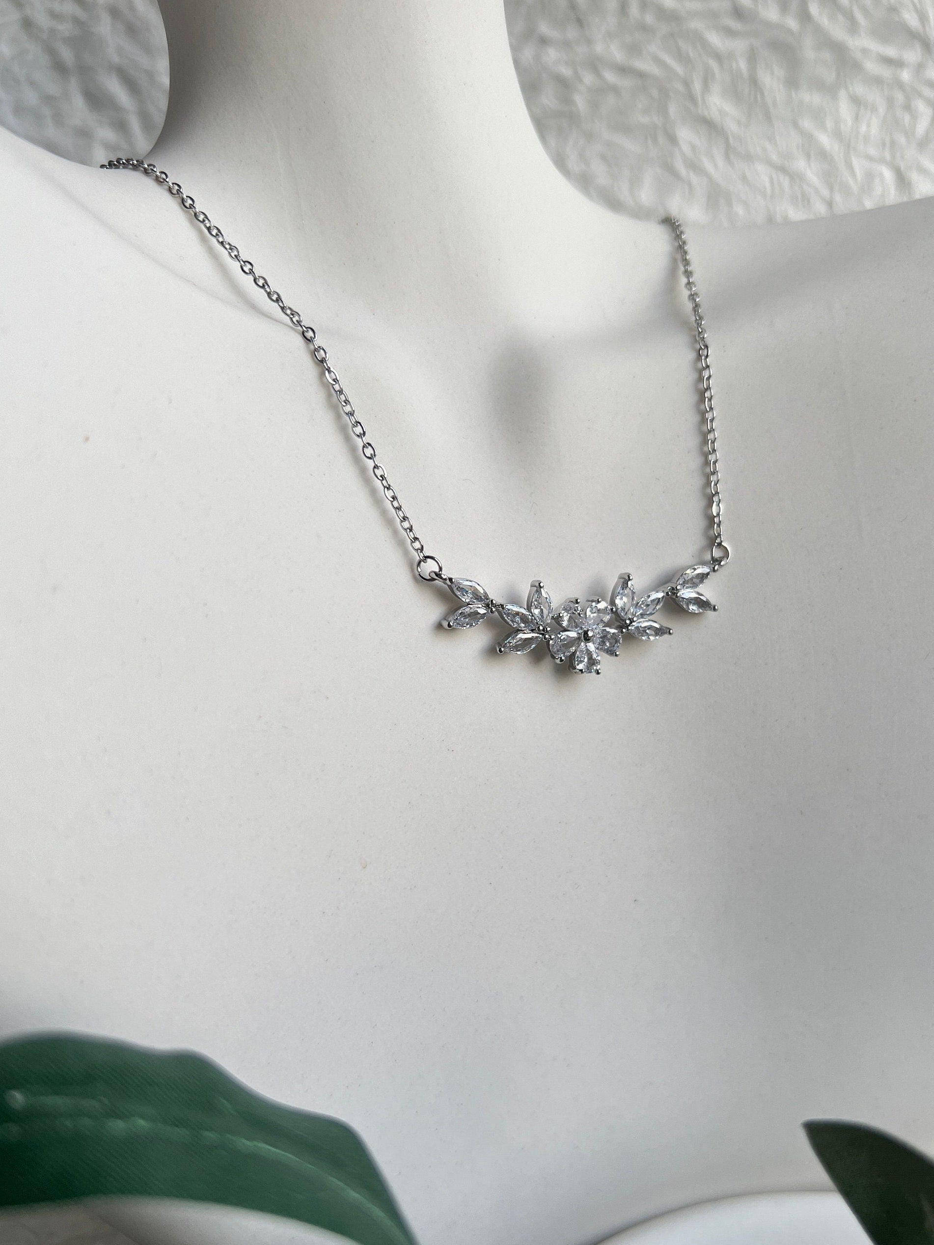 Halskette, kurze Kette, Brautschmuck, feine Blumen, Roségold, Silber oder Gold, glaenzender Schmuck, Hochzeit, Brauthalskette, Brautjungfer, Geschenk fuer Sie, Damenschmuck, Weihnachtsgeschenk Frauen