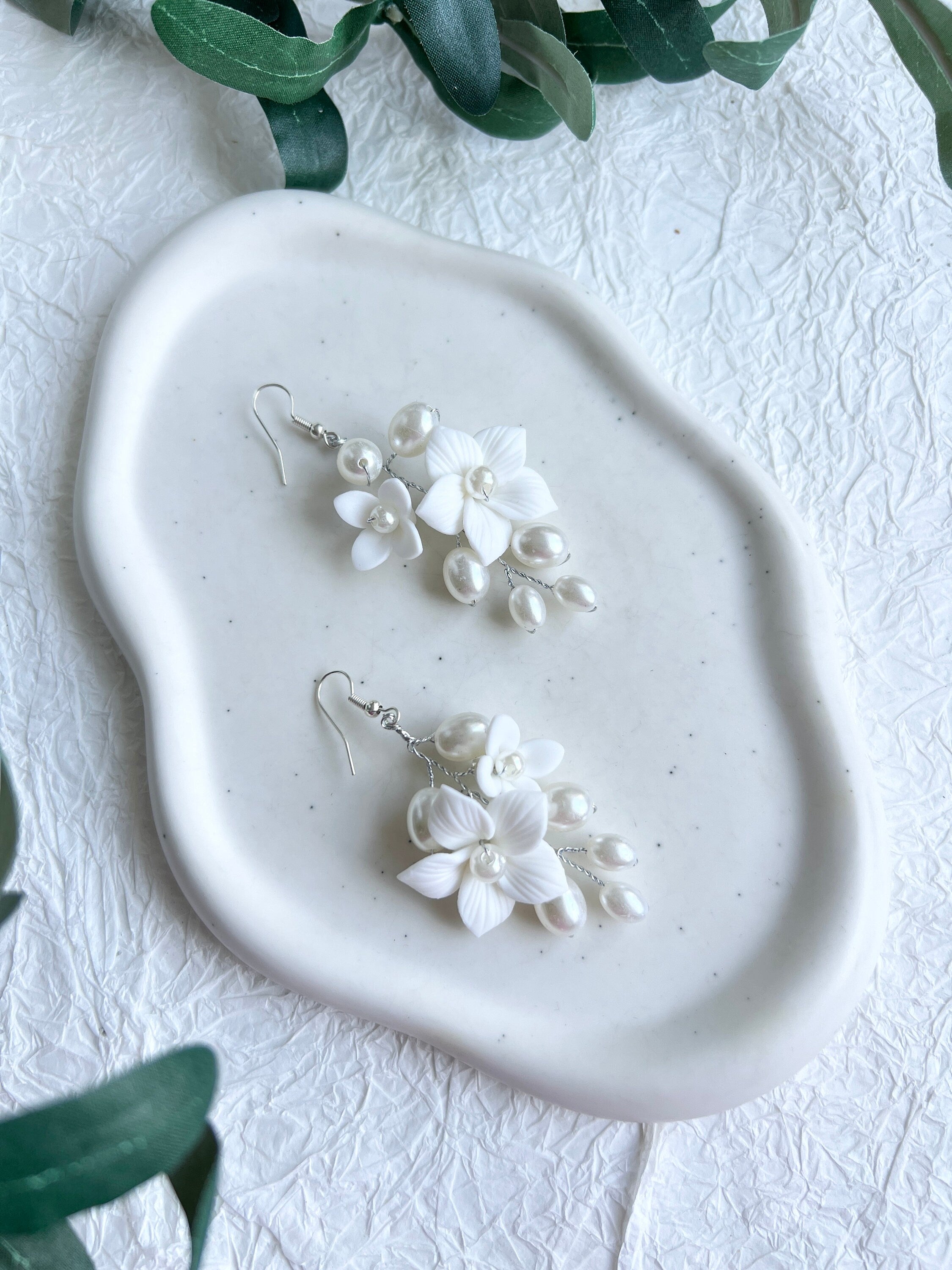Feine Brautohrringe, Farbvarianten Silber oder Gold, mit feinen weißen Blüten aus Keramik, Blumen, Schmuck Braut, edler Brautschmuck, Brautjungfer, moderner Look für die Hochzeit, Perlenschmuck, Perlenohrringe