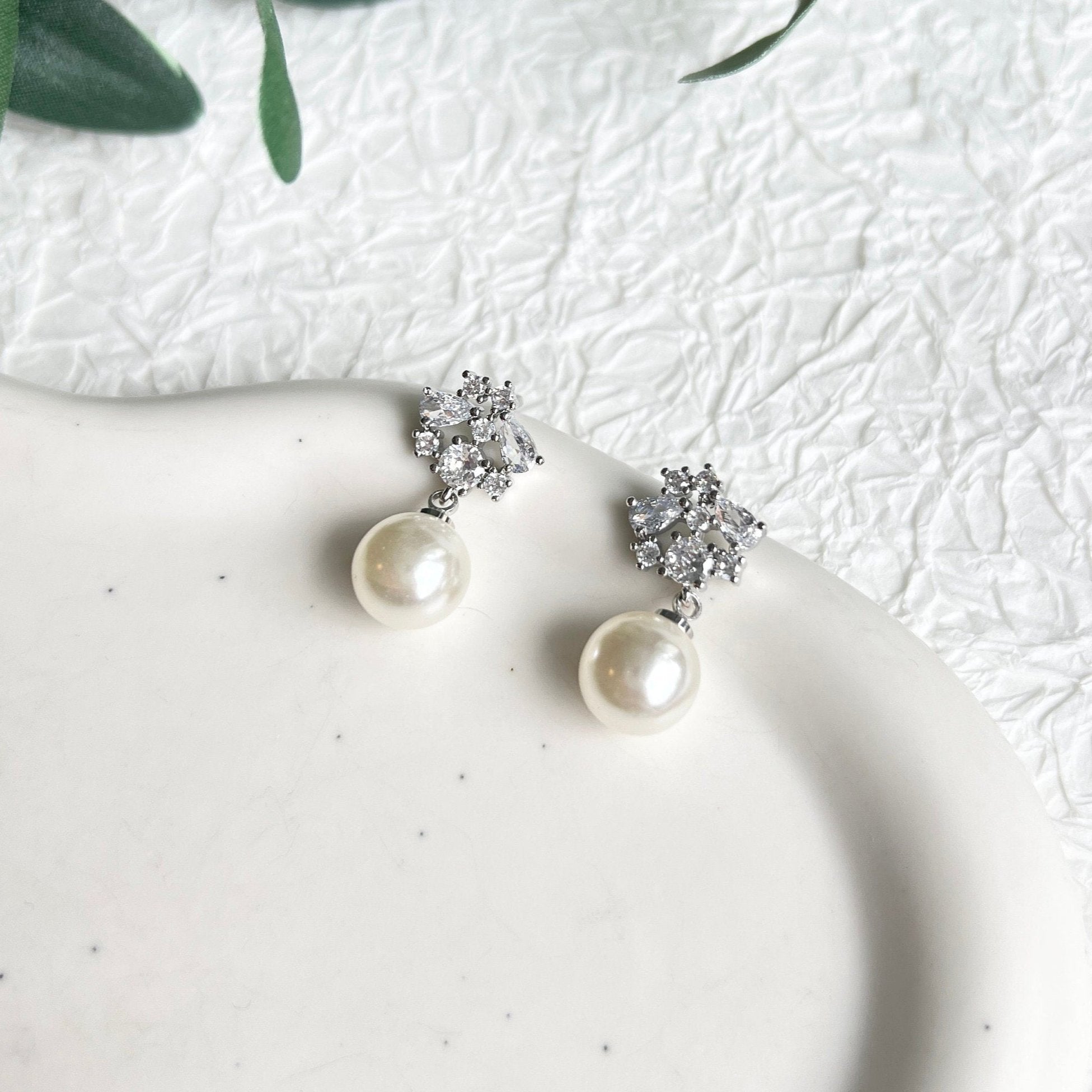 Brautohrringe, Silber, Perlenanhaenger, funkelnde Ohrstecker, eleganter Brautschmuck, feine Perlenohrringe, Perlenschmuck fuer die Braut, Geschenk fuer Sie, Weihnachtsgeschenk, Damenschmuck, Brautjungfer oder Trauzeugin, moderne Ohrringe, Standesamtlook, Weddinginspiration, Schmuckbluete