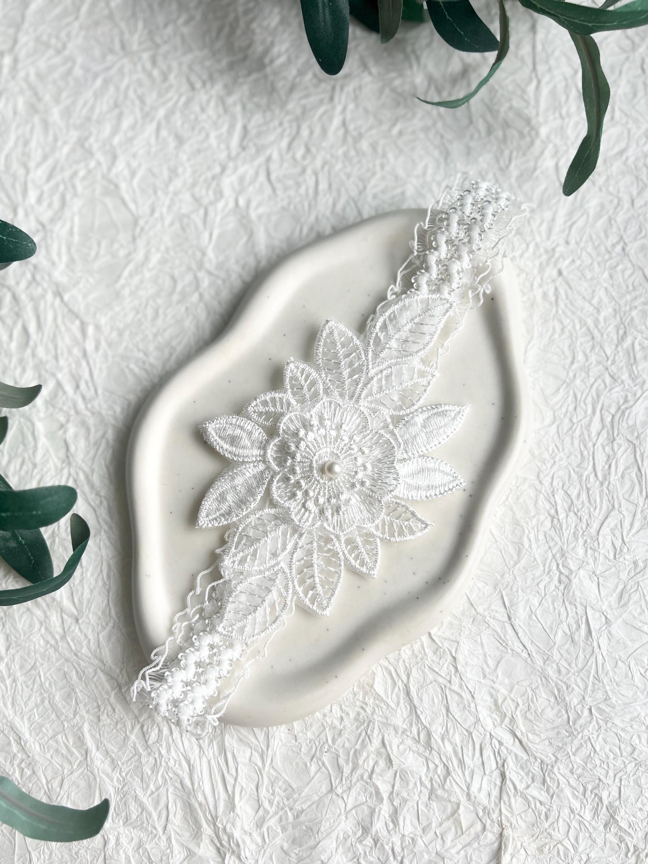 Strumpfband, weiß, Beinschmuck, Brautschmuck, modern, Spitze mit Blumenmuster, Blumen, Brautzubehör, Schmuck Hochzeit, weiße Perle