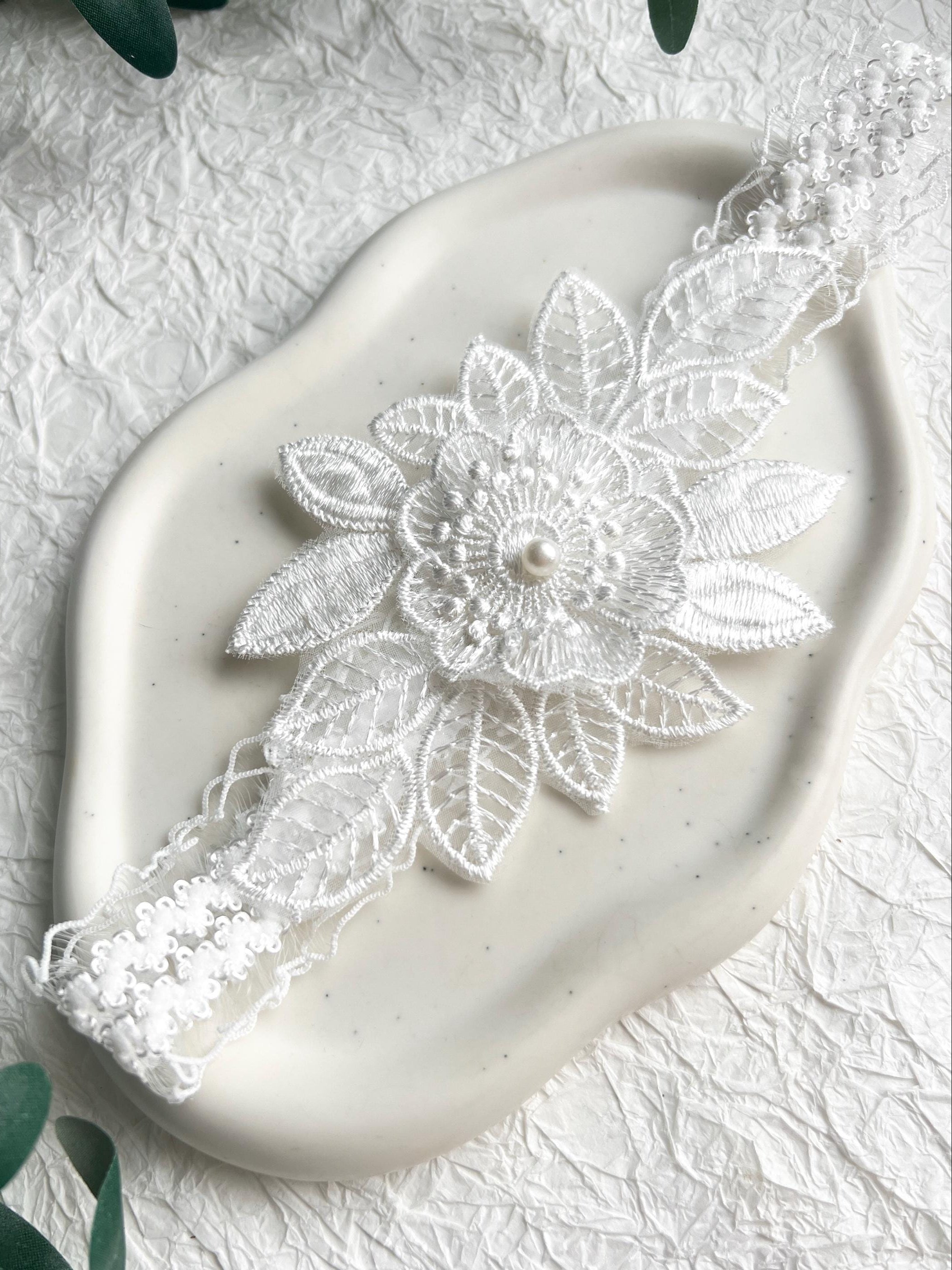 Strumpfband, weiss, Beinschmuck, feiner Brautschmuck, modernes Brautstrumpfband, Spitze mit Blumenmuster, Blumen, Brautzubehoer, Schmuck Hochzeit, weiße Perle, Groesse XXS und XS, Hochzeitsschmuck, Weddinginspiration