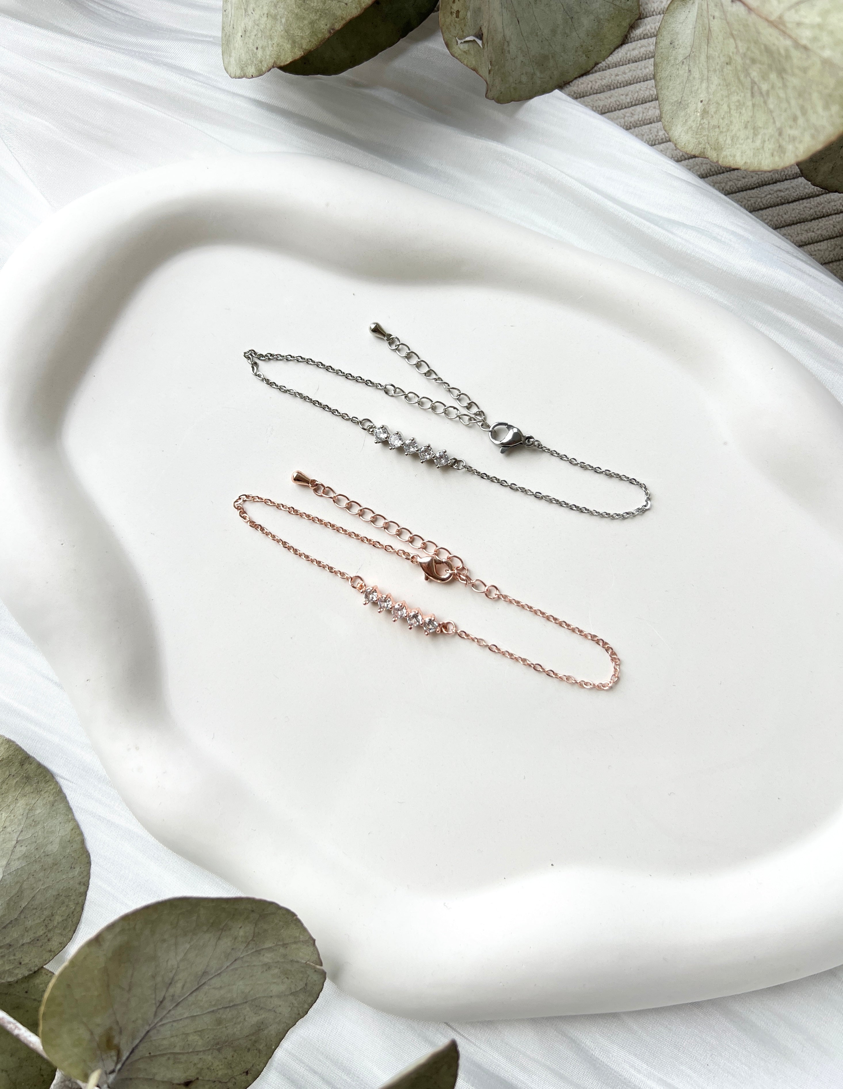 Armband, Roségold oder Silber, Roségoldenes Brautarmband, Schmuck Hochzeit, glaenzendes Armband mit Zirkoniasteinen, Blume, verstellbar, Brautjungfer, Damenschmuck, Geschenk fuer Sie, Weihnachtsgeschenk, Geburtstagsgeschenk, silberner Brautschmuck, moderner Brautlook, Weddinginspiration