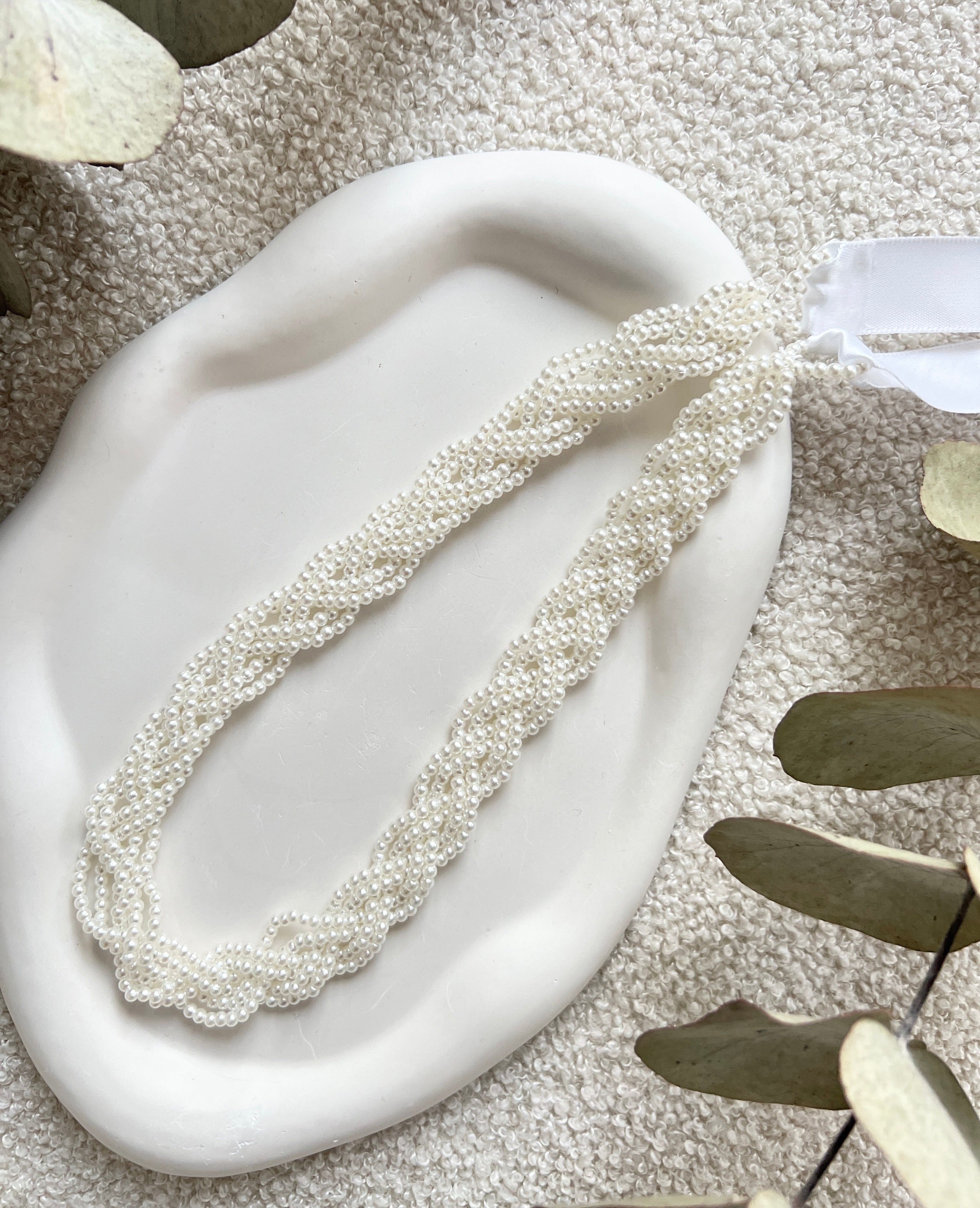 Brautgürtel mit feinen weißen Perlen, Perlenguertel, Einheitsgröße, Onesize, Brautschmuck, Brautzubehör, Perlenschmuck fuer die Braut, Standesamtlook, weddinginspiration, Bridalinspo, Wedding Inspiration, Bridaljewelry