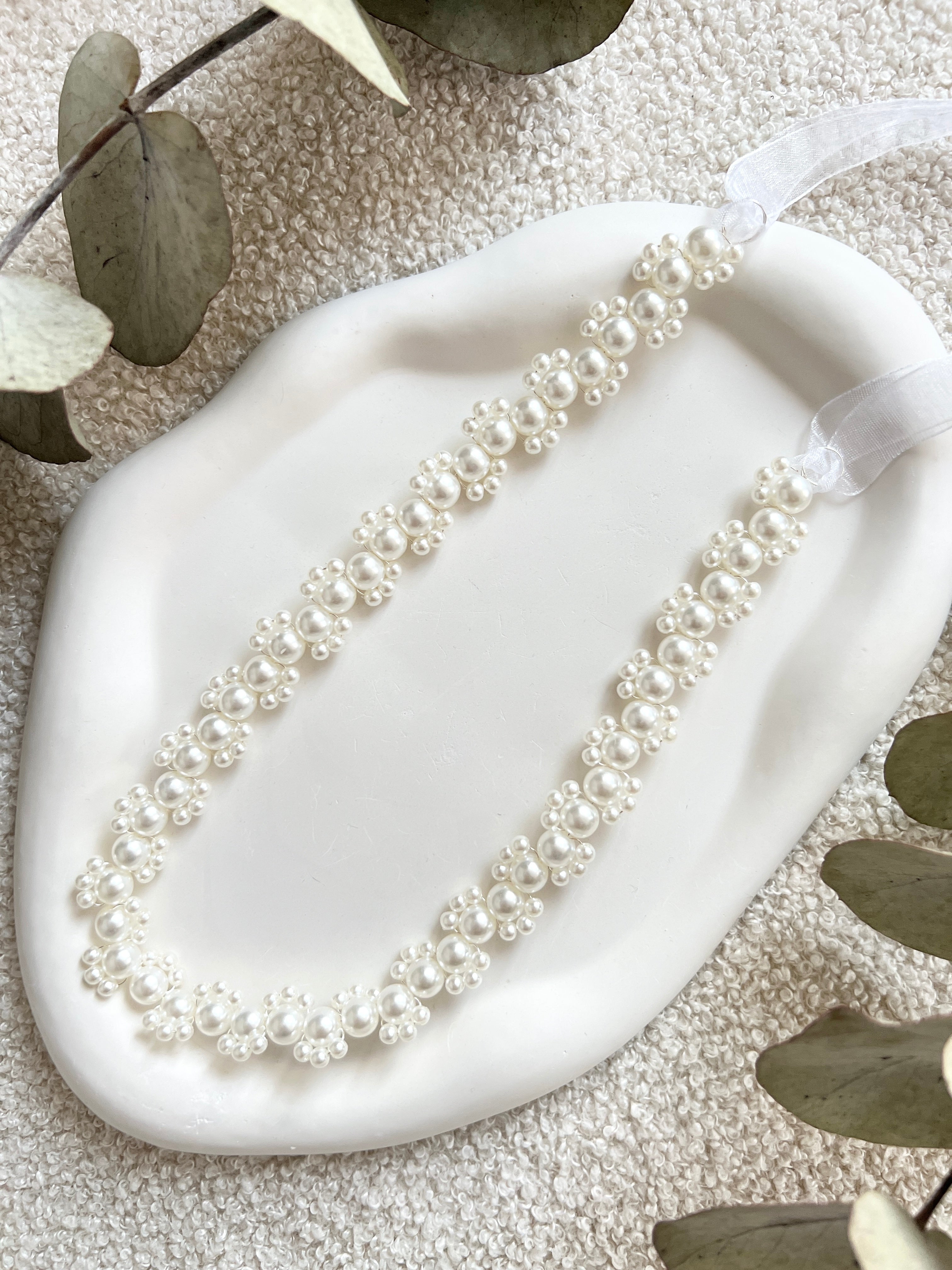 Brautgürtel mit feinen weißen Perlen, Perlenguertel, Einheitsgröße, Onesize, Brautschmuck, Brautzubehör, Perlenschmuck fuer die Braut, Standesamtlook, weddinginspiration, Bridalinspo, Wedding Inspiration, Bridaljewelry, Brautaccessoire, Perlenband