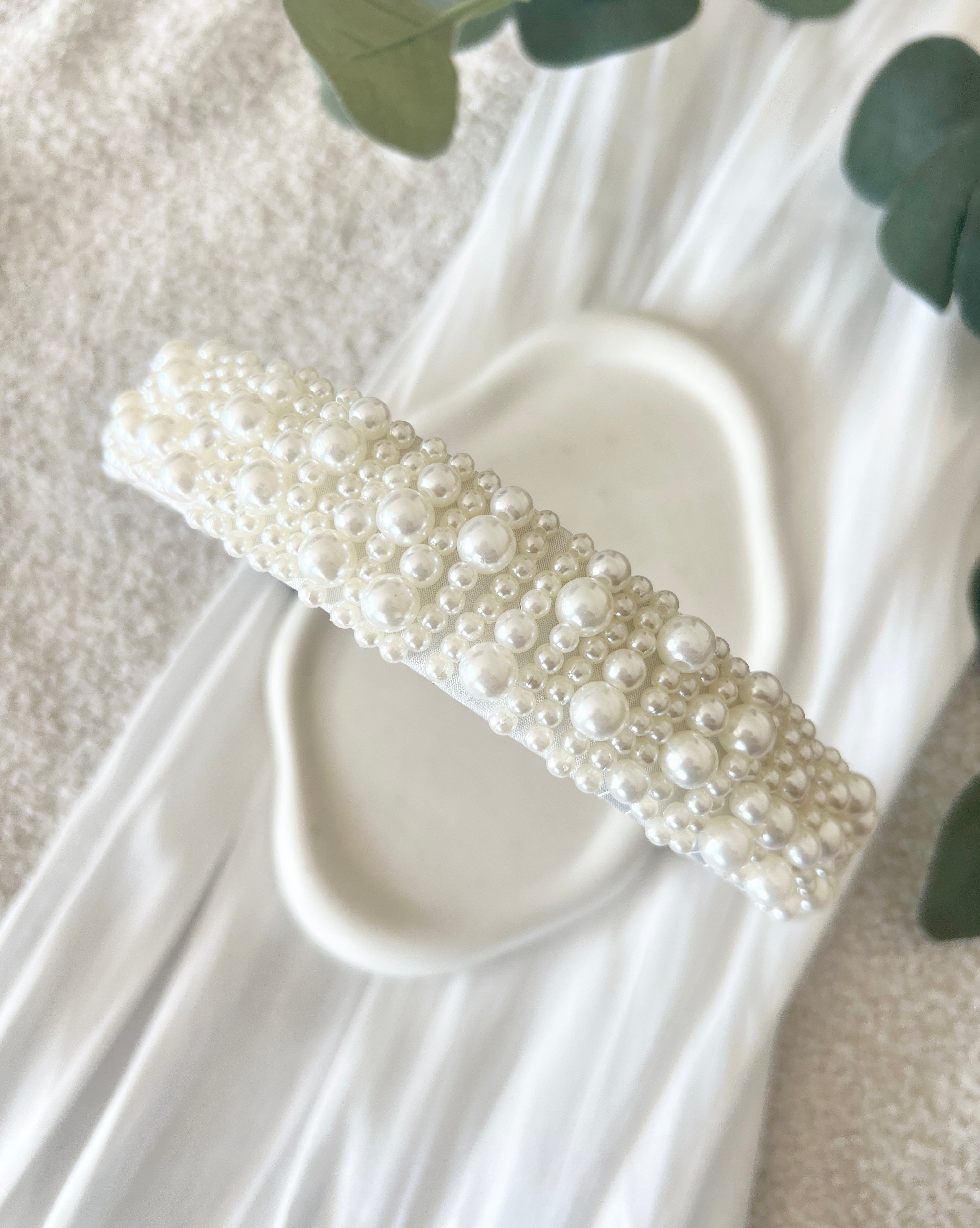 Brauthaarreif, Perlen, Weiß, Haarreif mit weißen Perlen, Perlenschmuck, Brautschmuck, Brauthaarschmuck für das Standesamt, modern, Hochzeit, Schmuckbluete