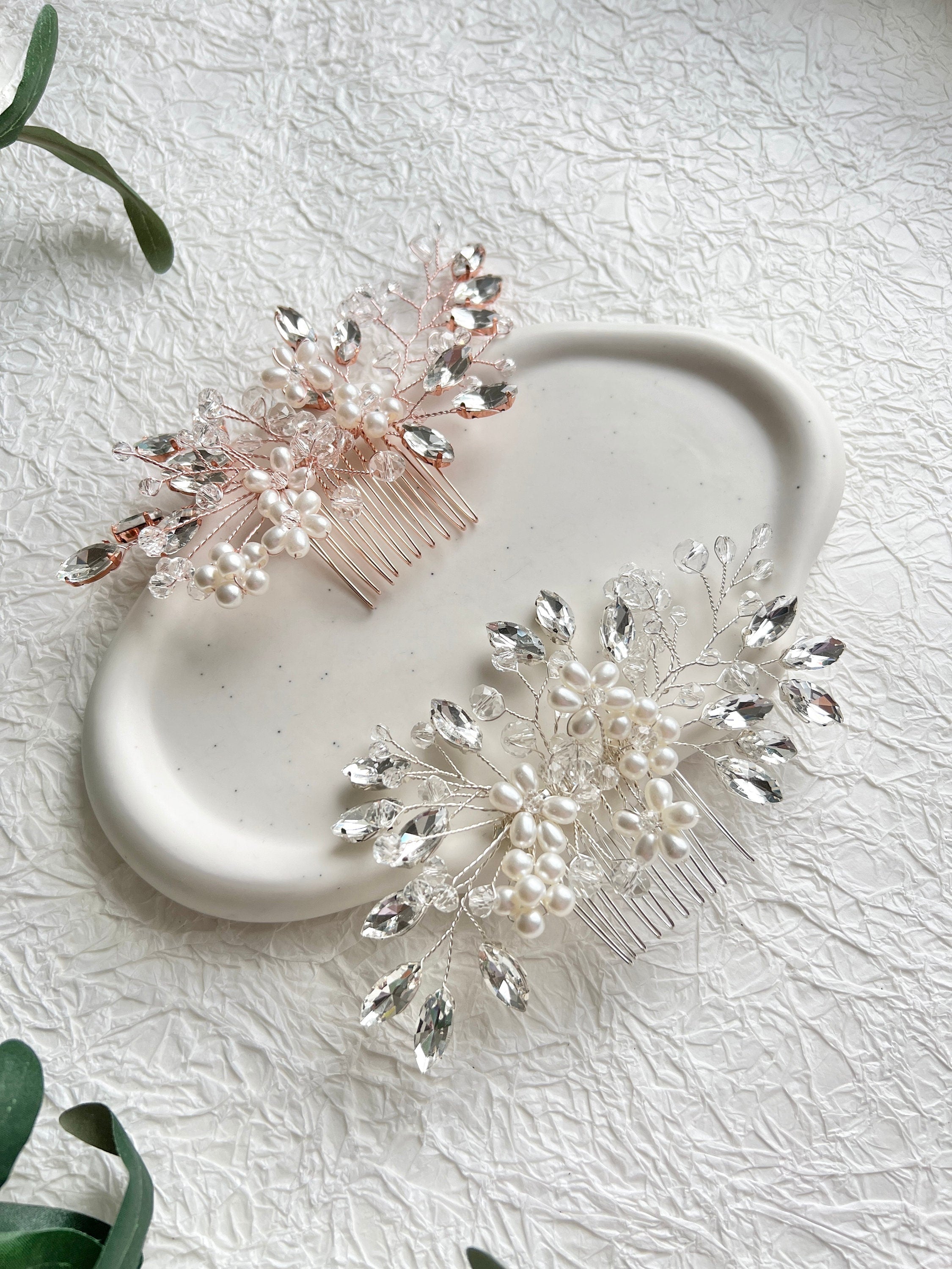 Brauthaarschmuck, Haarkamm, Silber oder Roségold, Blumen, weiße Perlen, Strass, - Silber-Brauthaarschmuck-Schmuckblüte