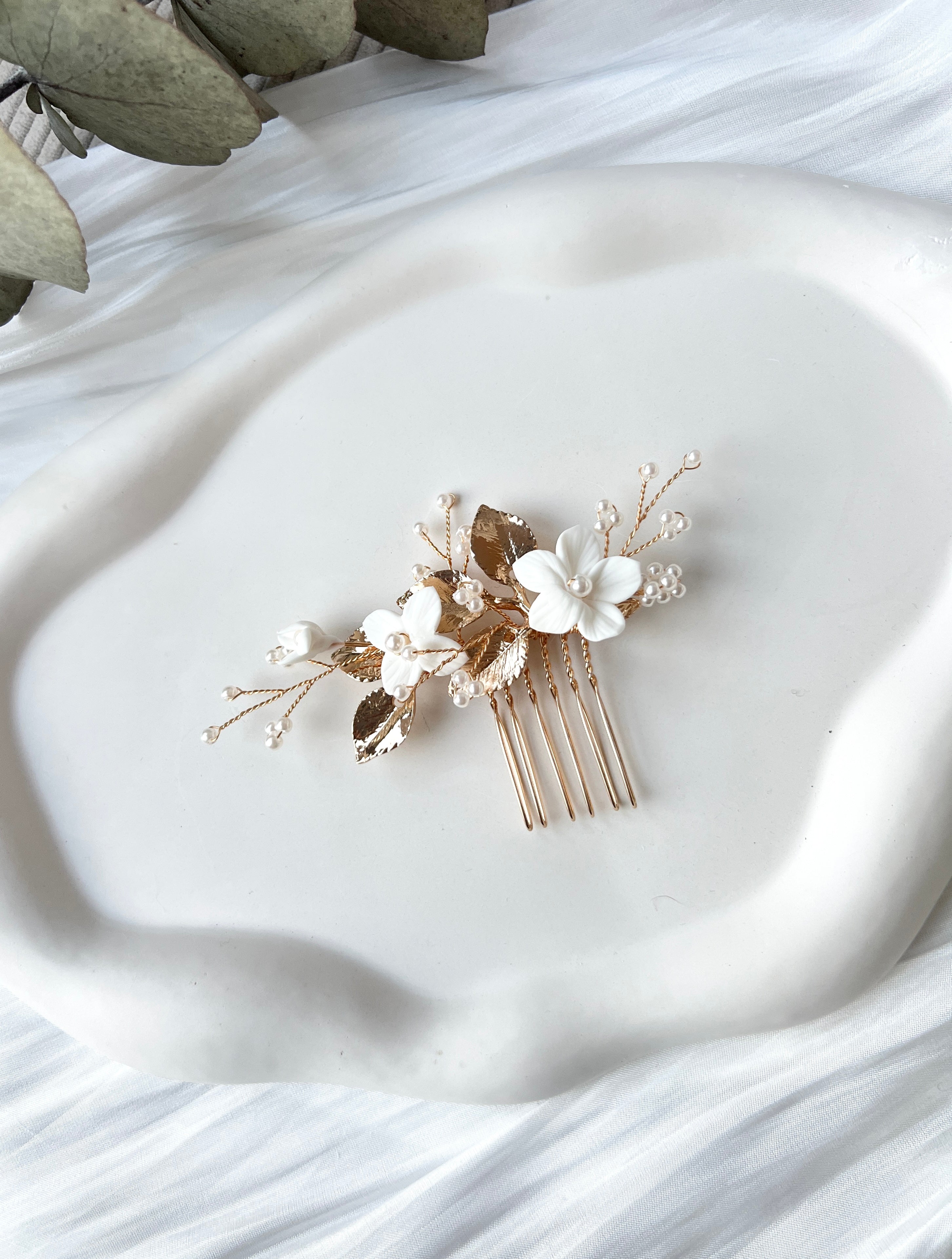 Haarschmuck mit weißen Blumen, feinen Perlen und glaenzenden Goldenen Blättern, Gold, Haarkamm, Brautfrisur, Blueten, Brautschmuck, Hochzeit, Brauthaarschmuck, Perlenschmuck