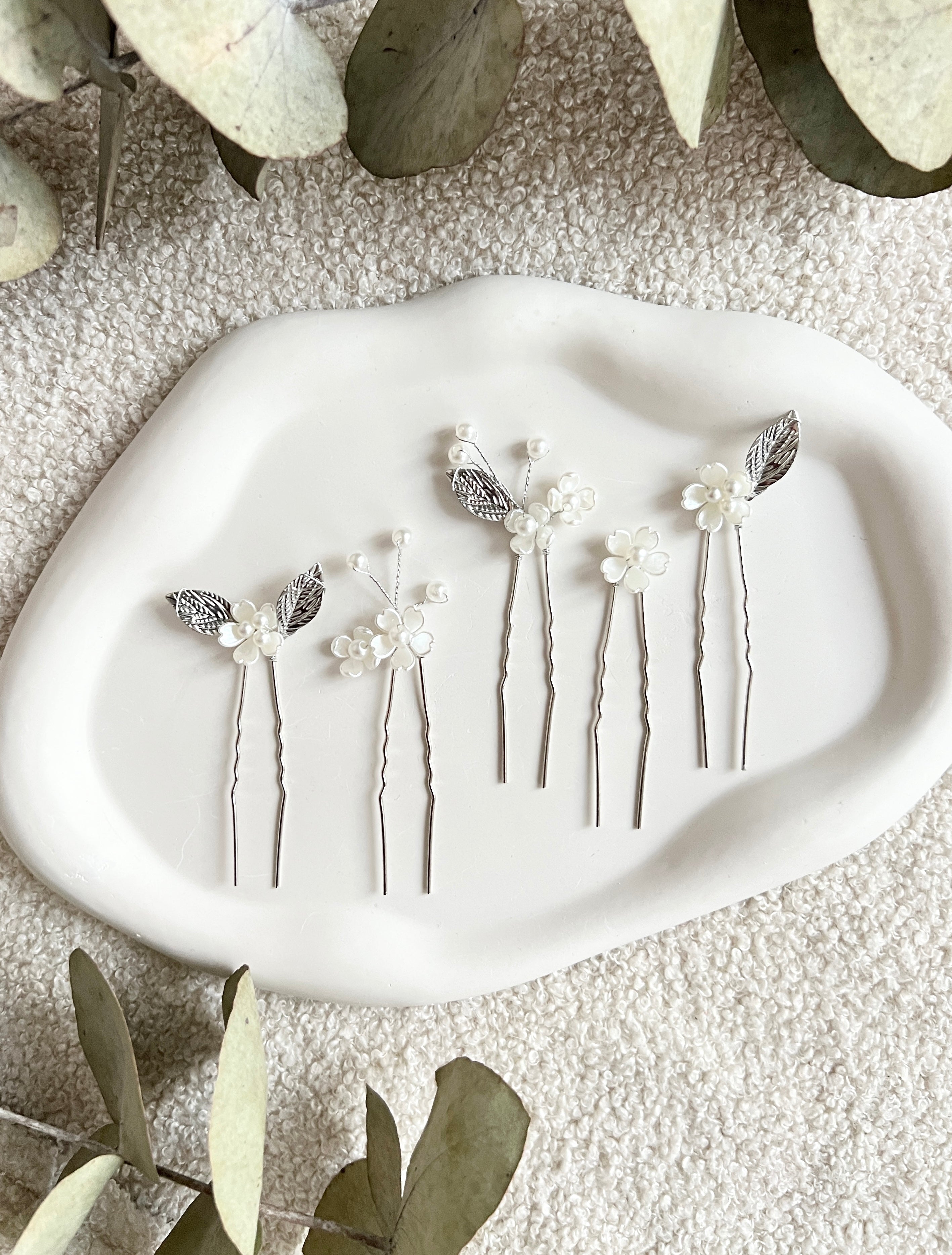 Haarnadeln Braut, Set 5 Stück, Gold oder Silber, der Haarschmuck ist mit feinen weißen Perlen und Blüten in Perlmuttoptik verziert, Brautschmuck für die Haare, Brauthaarschmuck, Schmuck Hochzeit, Perlenschmuck, elegante Blumen, Schmuckbluete