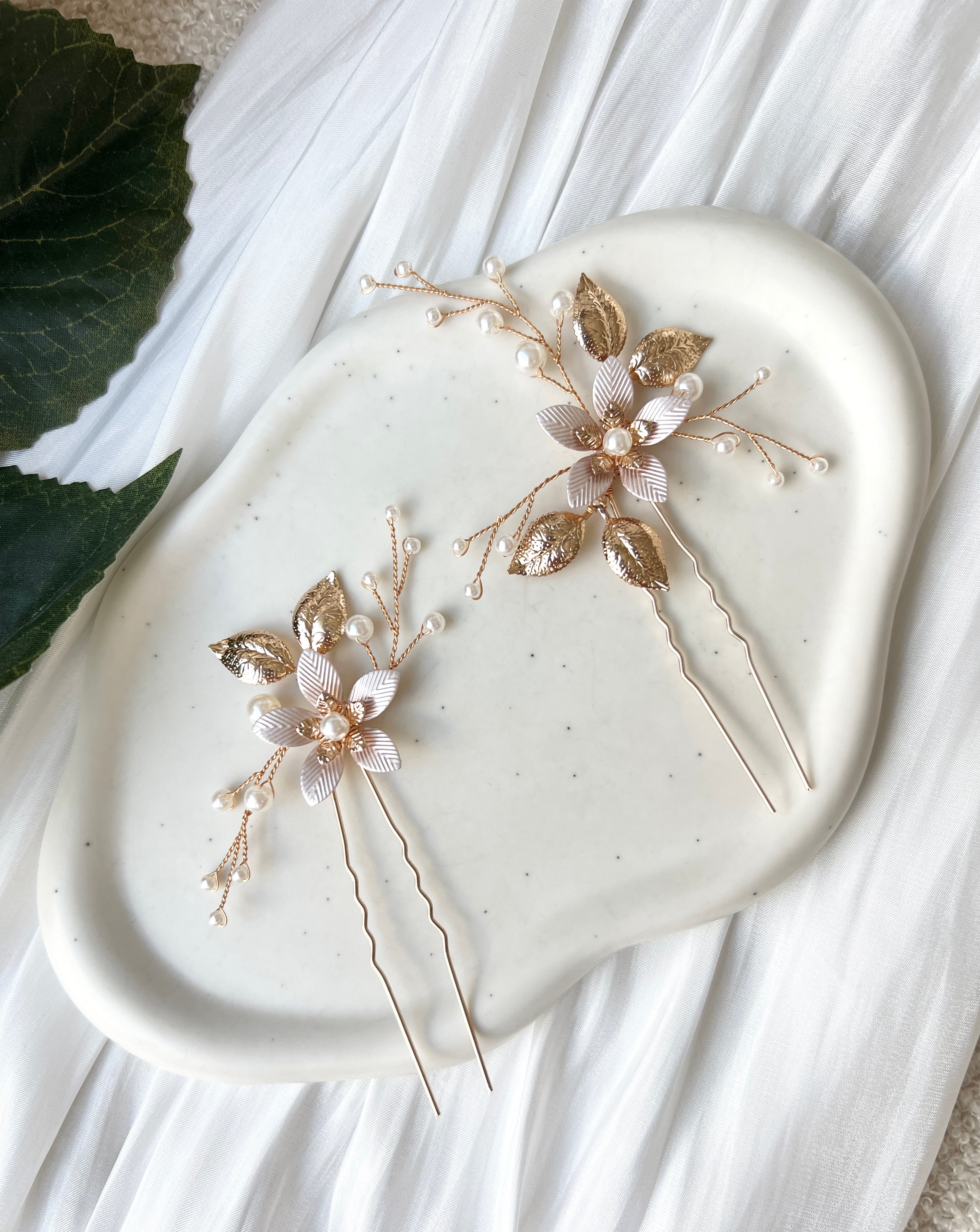 Haarschmuck Set 2 Stueck, Brauthaarschmuck, Haarnadeln mit feinen weissen Perlen, Perlenschmuck, Blueten, warmes Gold und rosa Rosegoldene Details, Hochzeitschmuck, Perlenschmuck, Schmuck Hochzeit, Blumenschmuck, Brautfrisur, Weddinginspiration