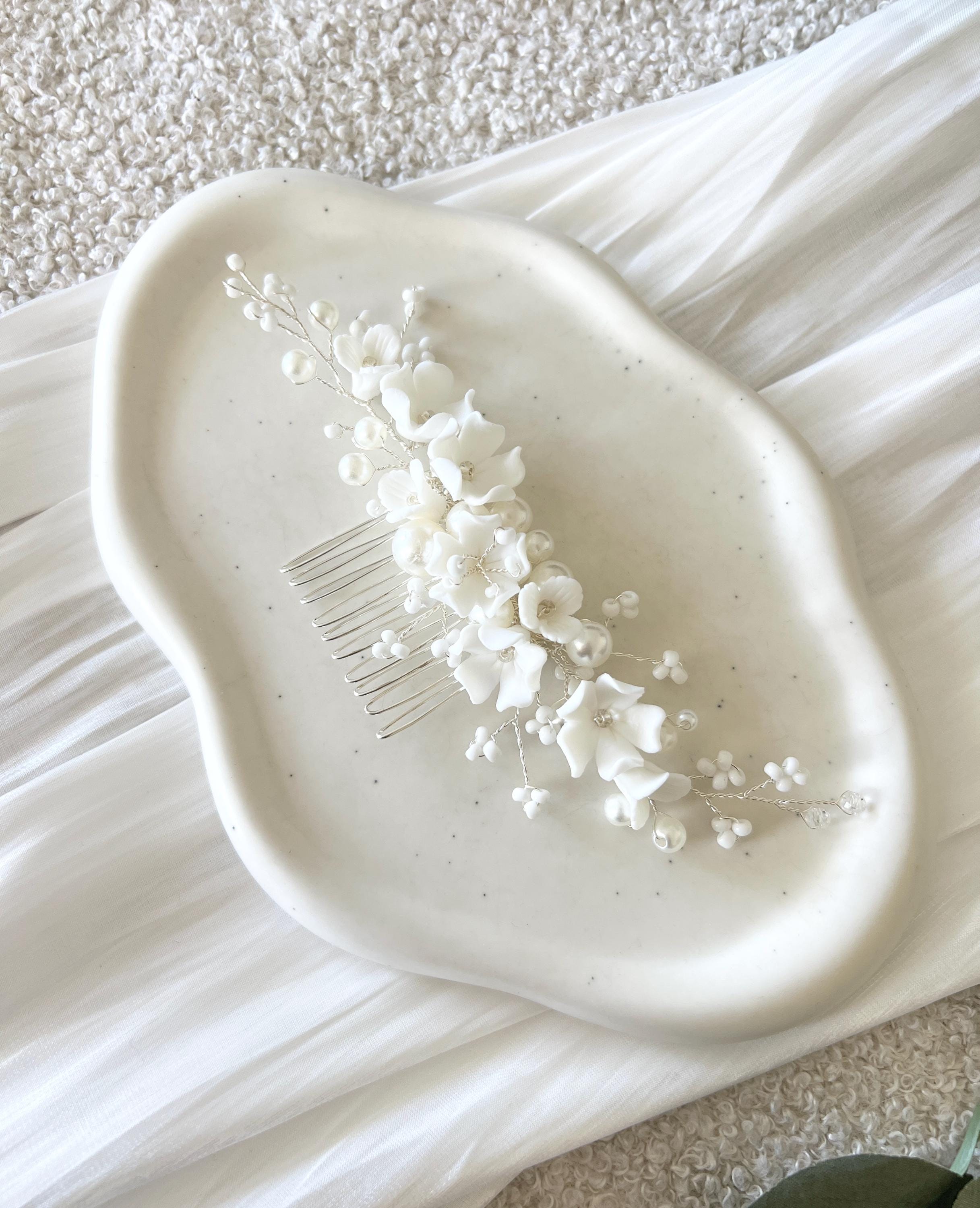 Haarkamm mit zarten Keramikblumen, weiße Blueten und Perlen, Perlenschmuck Hochzeit, Brauthaarschmuck, silberner Haarschmuck, Brautfrisur Brauthaarkamm, Schmuckbluete