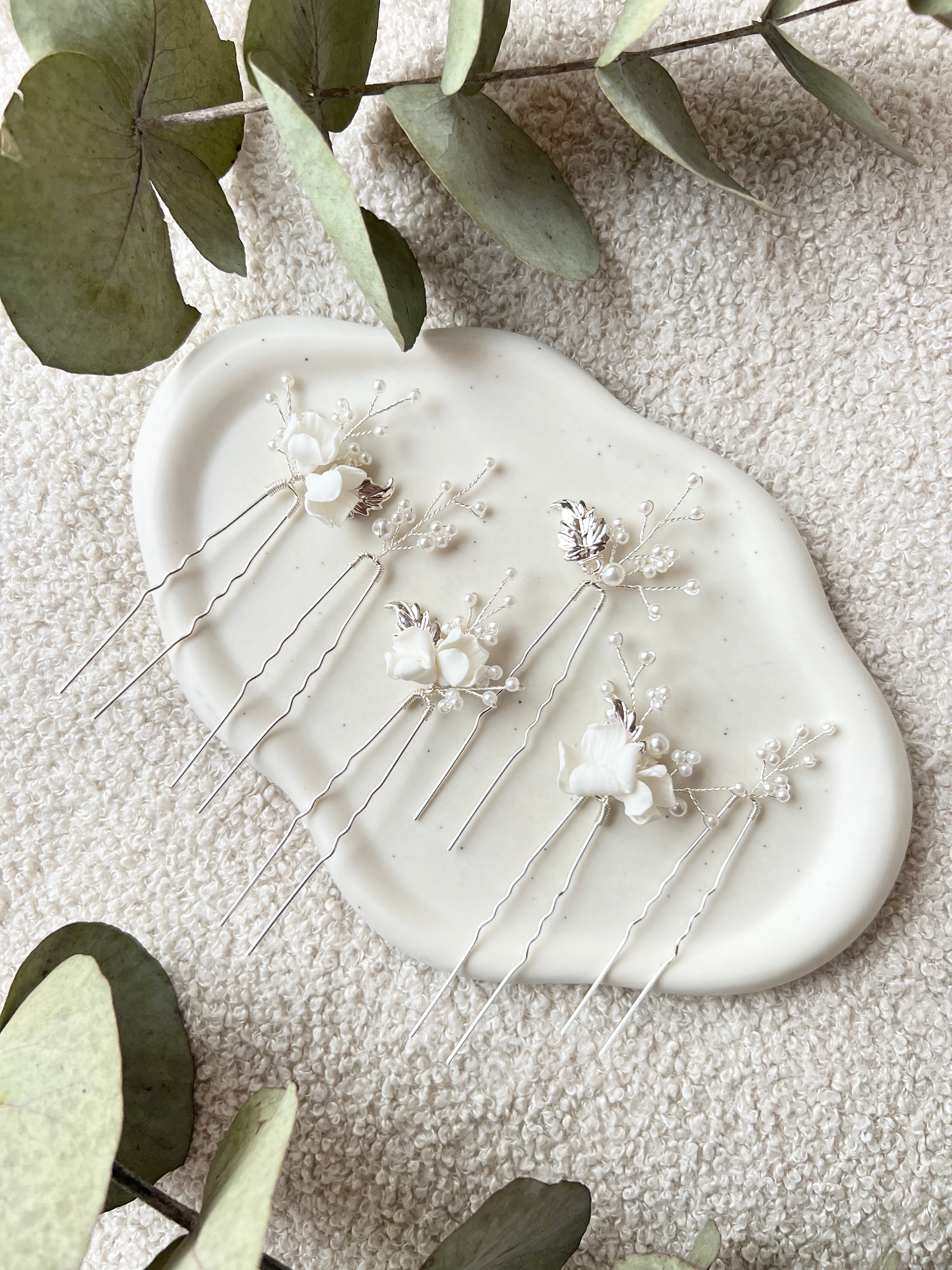 Brauthaarschmuck, Set Haarnadeln, Brautfrisur, Silber, weiße feine Perlen und zarte Blüten, Blumenhaarschmuck, Brautschmuck, Haarspangen für die Hochzeit, Schmuckbluete