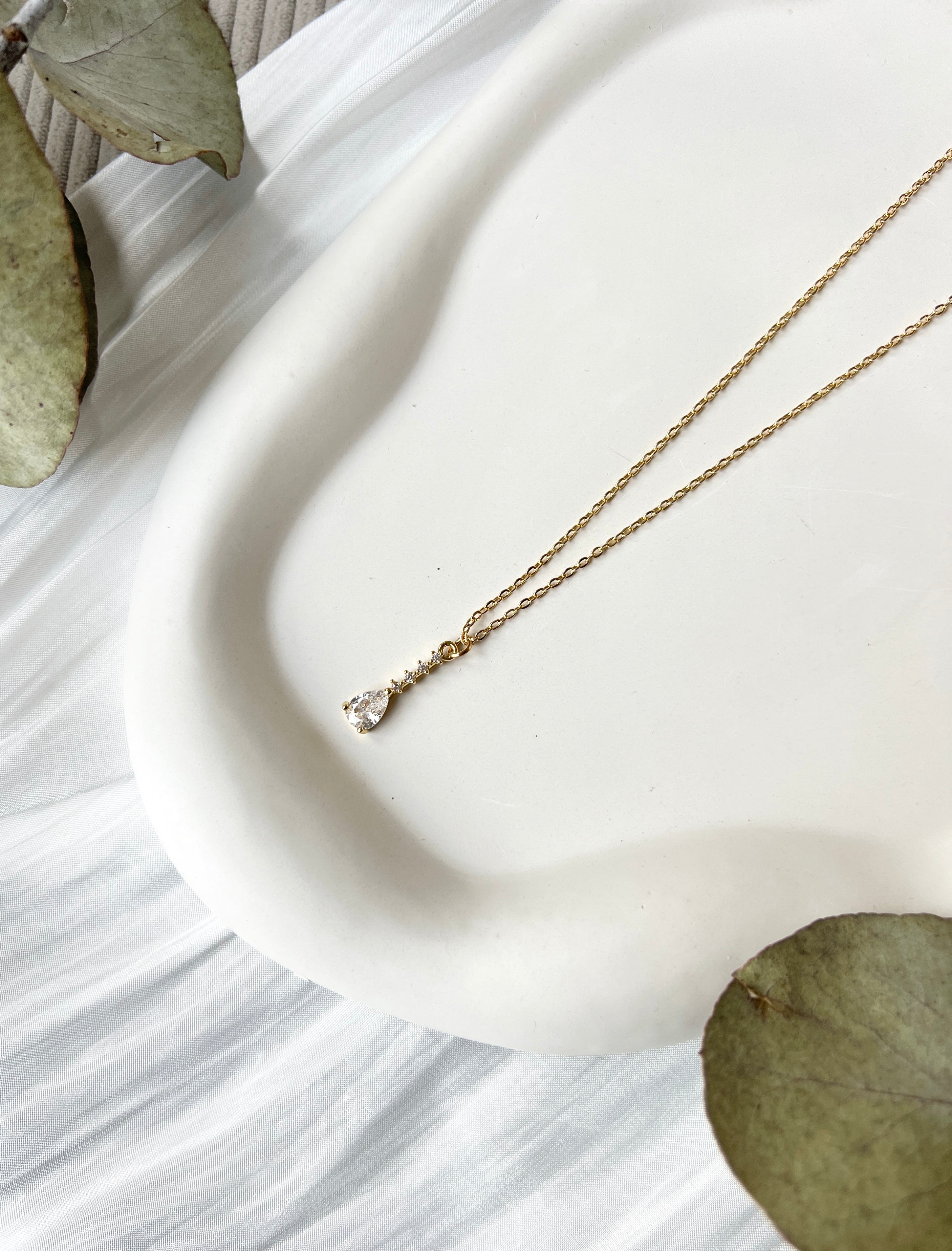 Brautschmuck, goldene Halskette, funkelnder Cubic Zirkonia Anhänger, feine Brauthalskette, Geschenk fuer Sie, Damenschmuck, verstellbar, Gold, Brautjungfer, Schmuck Hochzeit, glaenzende Kette, Weihnachtsgeschenk Frauen