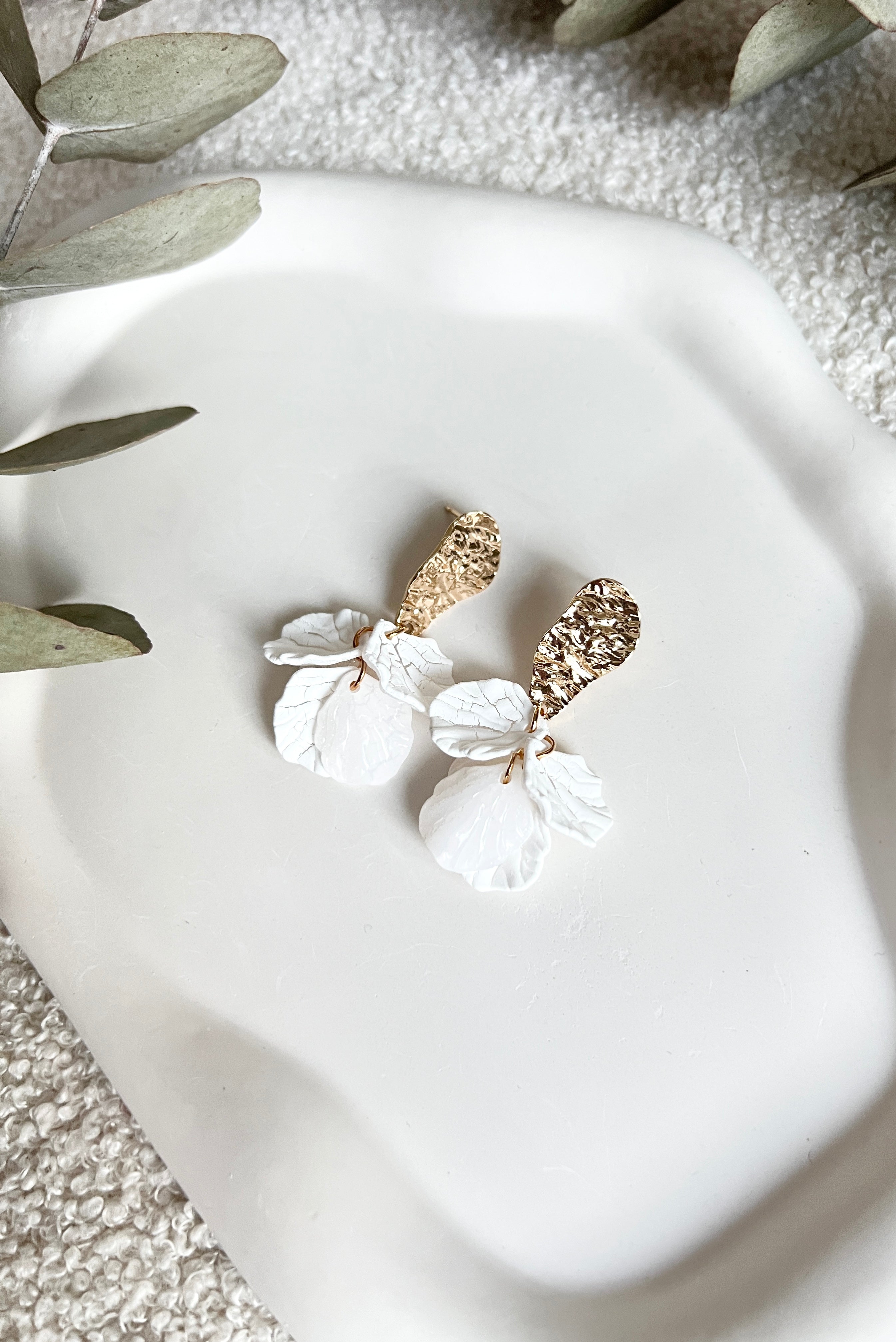 Brautohrringe, Gold und Weiss, Blaetterform, feine Ohrringe, moderner Brautschmuck, Ohrstecker mit goldenen Details, Bluetenblätter, Schmuck Hochzeit, elegante Haengeohrringe, Trauzeugin oder Brautjungfer, Brautlook, Weddinginspiration, Schmuckbluete