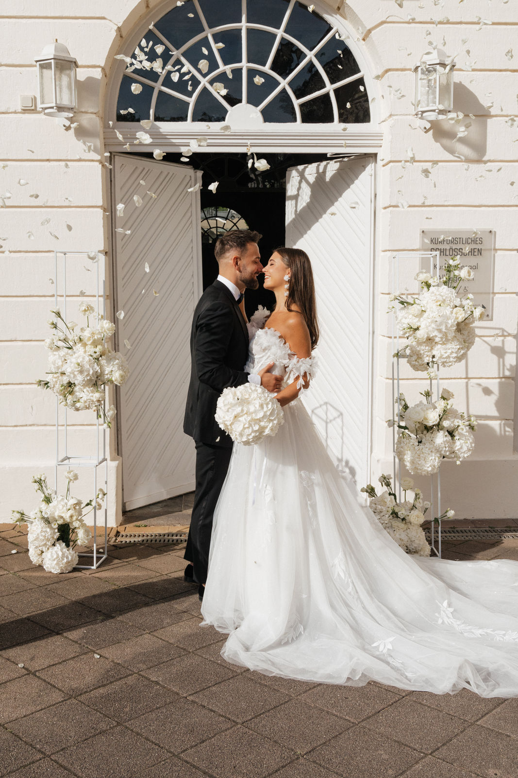Lange Blütenohrringe, Weiße Blumen, Goldene Details, elegante Brautohrringe, feiner Brautschmuck, milchig-weiss, Hochzeitsschmuck, Schmuck Hochzeit, Statementschmuck, Ohrringe Standesamt, Blumenschmuck, Weddinginspiration, Bridalinspo, Bride to be, Earrings, Styled Shooting, modern Wedding