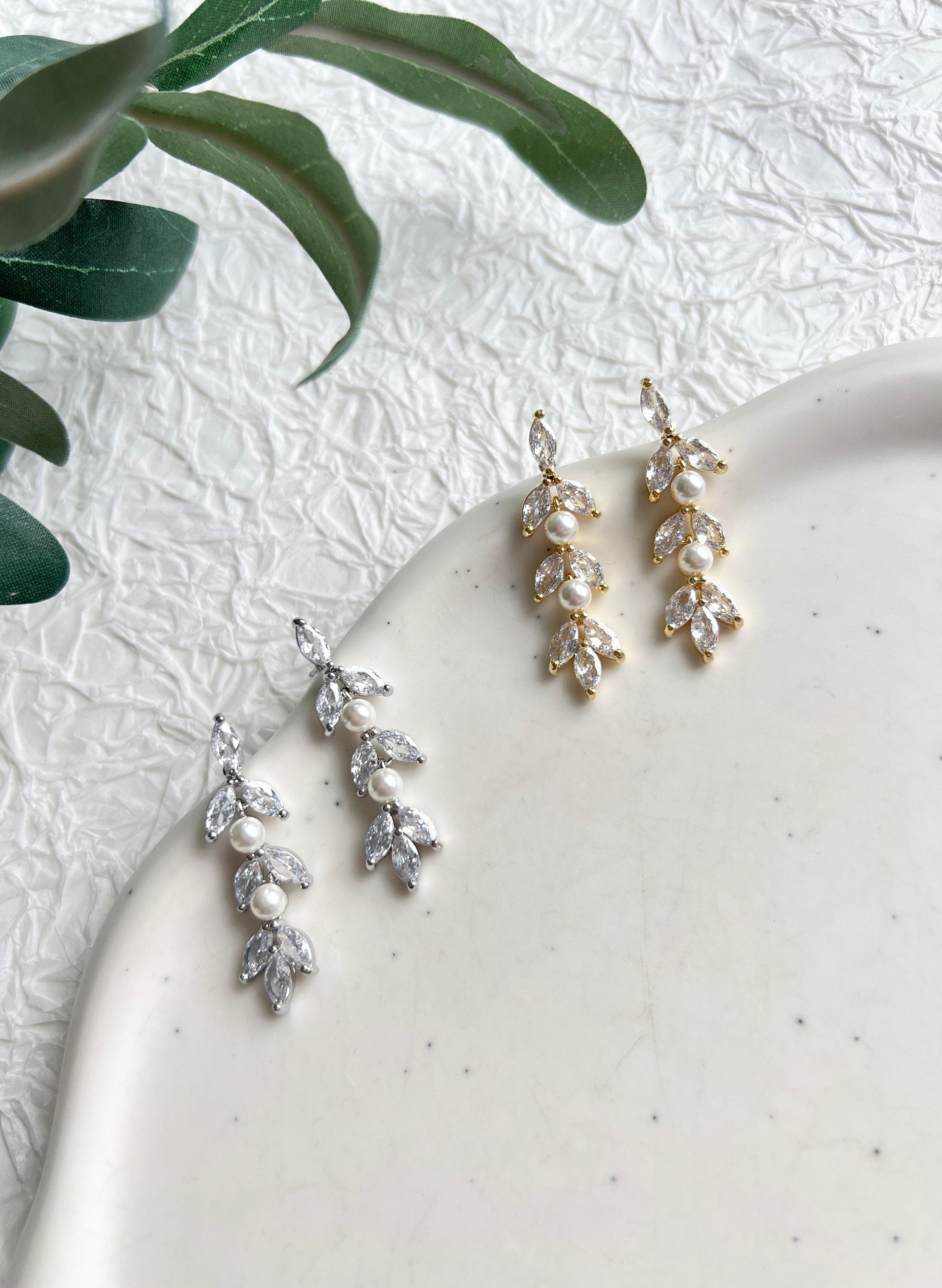 Elegante Brautohrringe, glaenzende Ohrringe fuer die Braut, Gold oder Silber, Brautschmuck, funkelnde Ohrstecker, Perlen, Perlenohrringe, Hochzeit, Hochzeitsschmuck, hochwertiger Damenschmuck, Geschenk fuer Sie, Weddinginspiration, Brautjungfer, Perlenschmuck, Geburtstagsgeschenk, Valentinstag 