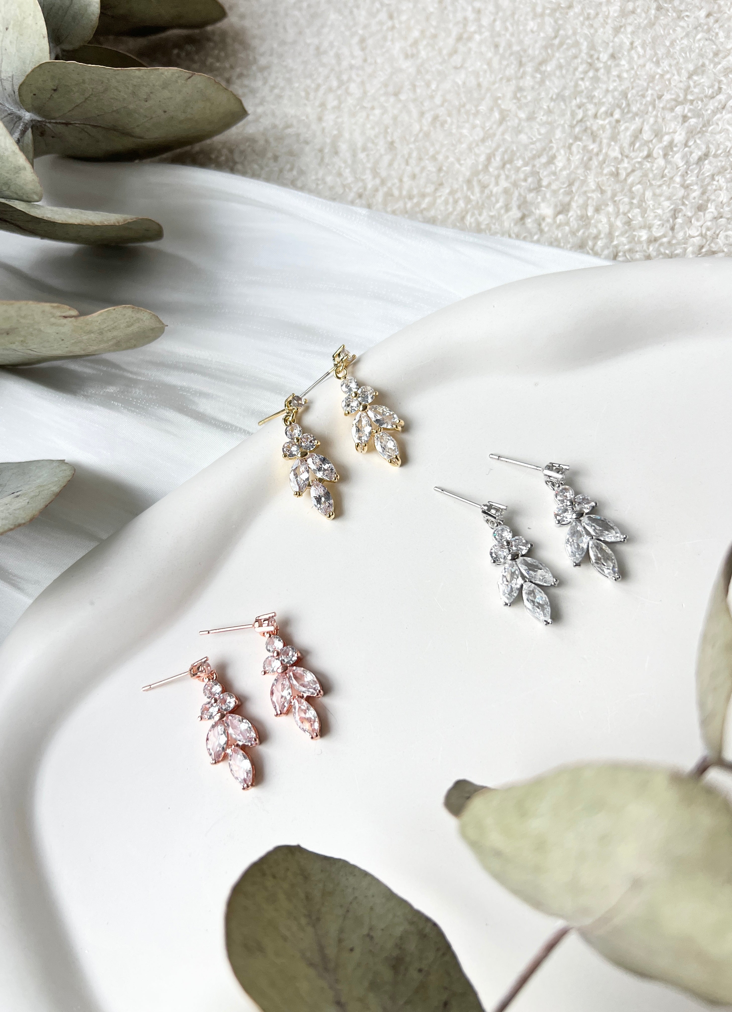 Brautohrringe, funkelnde Ohrstecker mit feinen Zirkoniasteine, Silber, Gold, oder Roségold, elegante Ohrringe, hochwertiger Brautschmuck, Haengeohrringe, zarte Brautohrstecker, Schmuckblüte