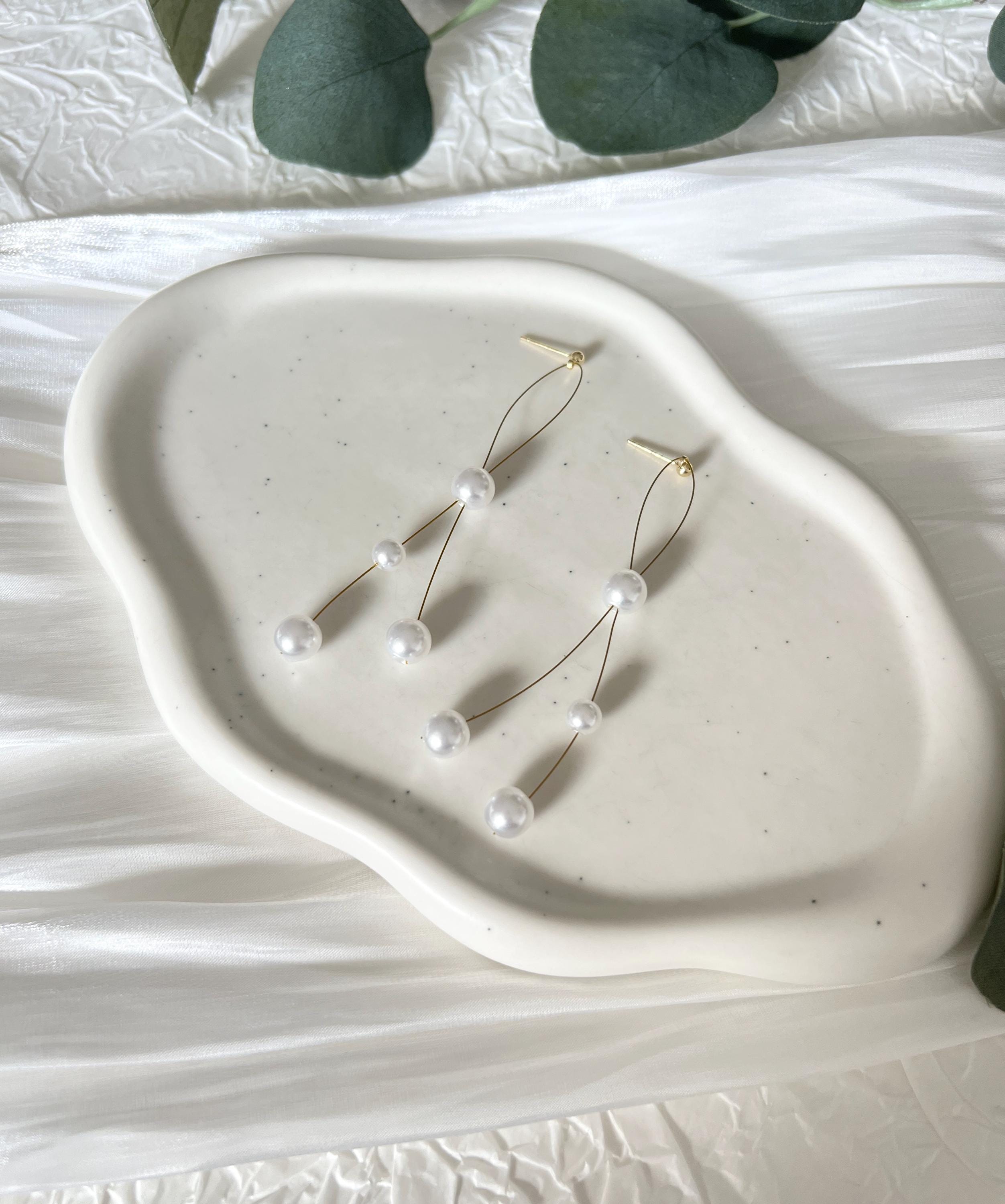 Brautohrringe, Gold, weiße Perlen, Ohrringe, Hängeohrringe, feiner Brautschmuck, moderner Schmuck Standesamt, Perlenschmuck, Perlenohrringe, zarte Hängeohrringe, Schmuckblüte