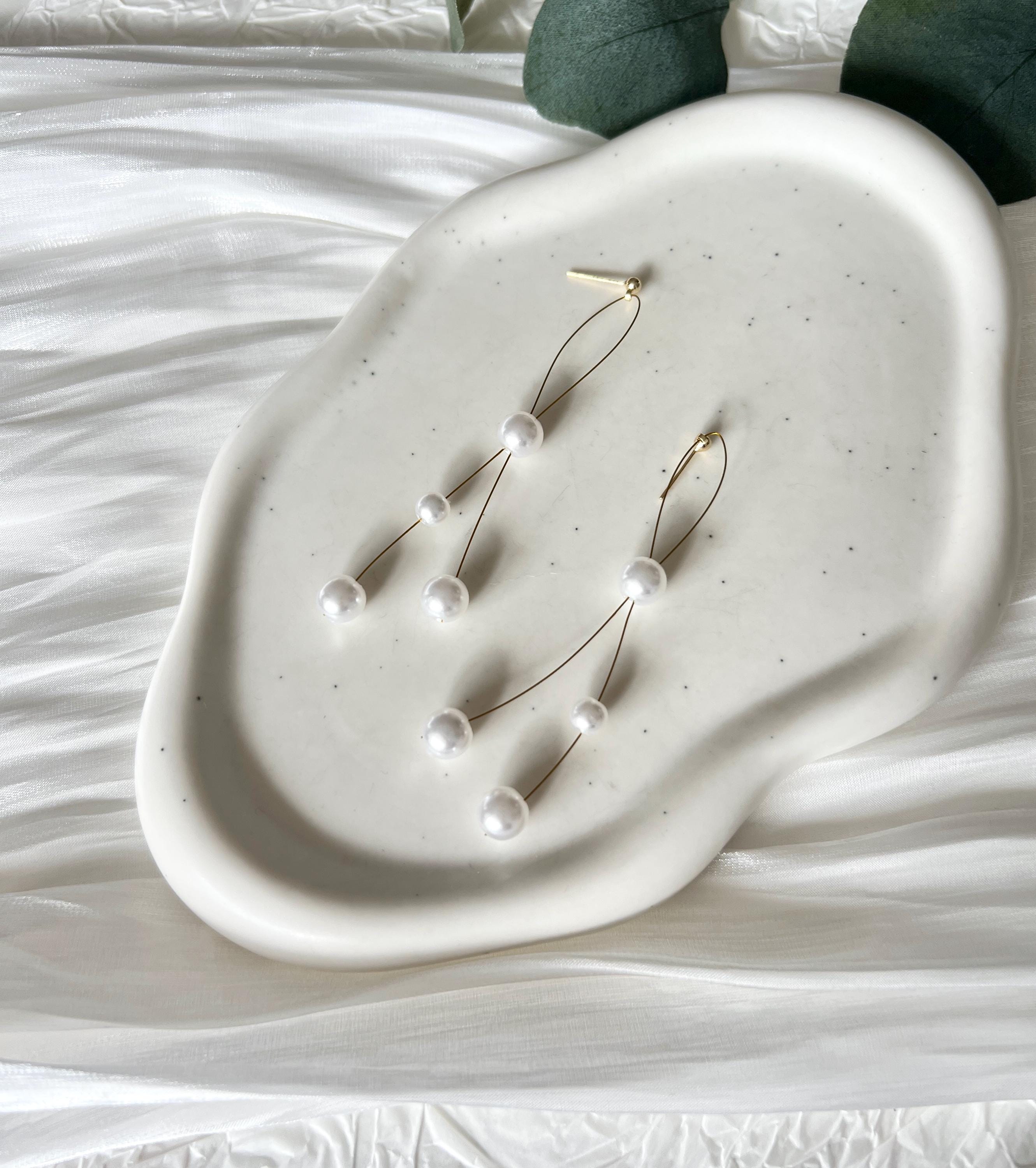 Brautohrringe, Gold, weiße Perlen, Ohrringe, Hängeohrringe, feiner Brautschmuck, moderner Schmuck Standesamt, Perlenschmuck, Perlenohrringe, zarte Hängeohrringe, Schmuckblüte