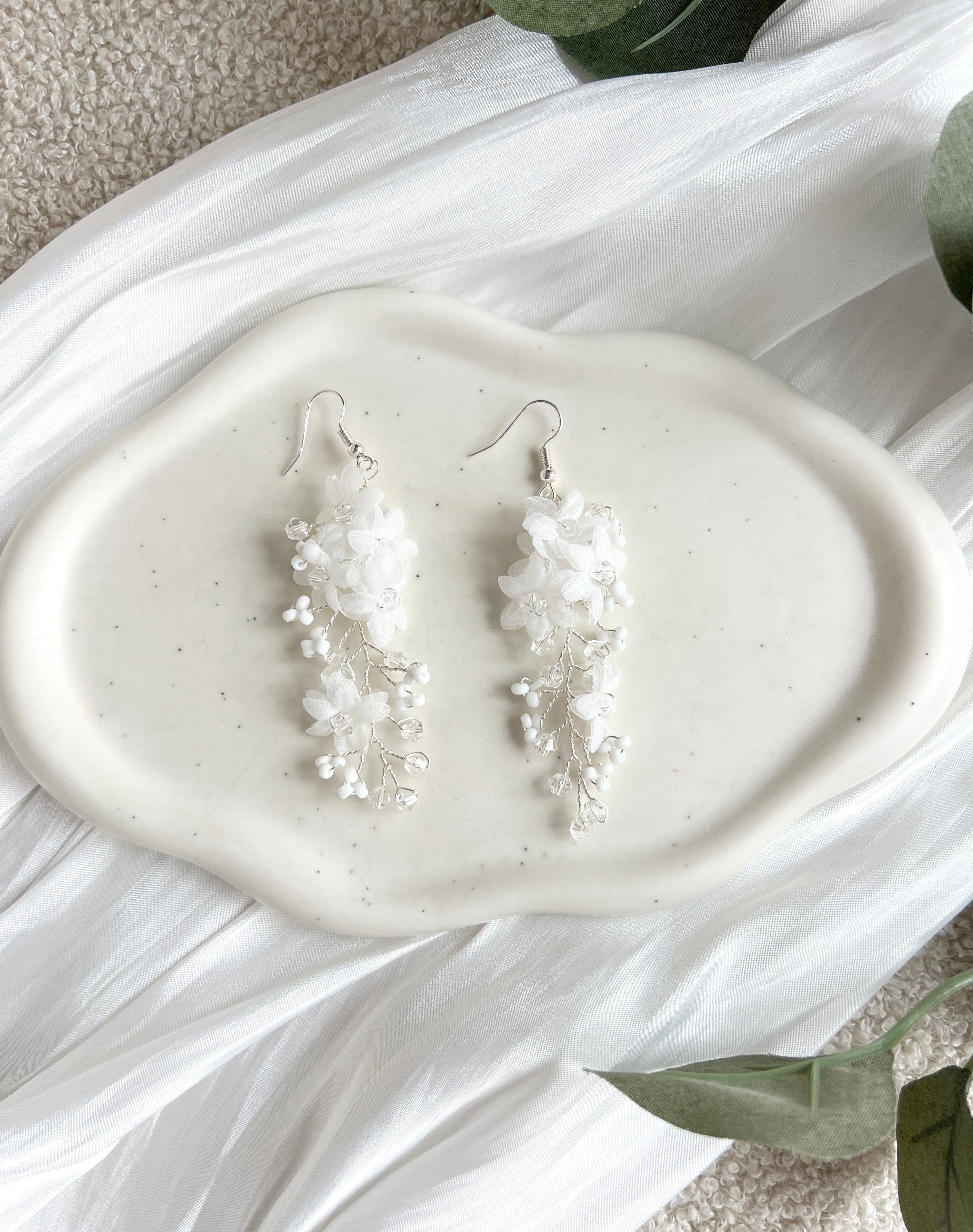 Brautohrringe, Silber und Weiß, Hängeohrringe mit weißen und transparenten Perlen, feine Perlenohrringe, Blüten aus weißem Softtüll, Schmuck für die Hochzeit, Perlenschmuck Ohrringe für das Standesamt, Brautmode, Schmuckbluete