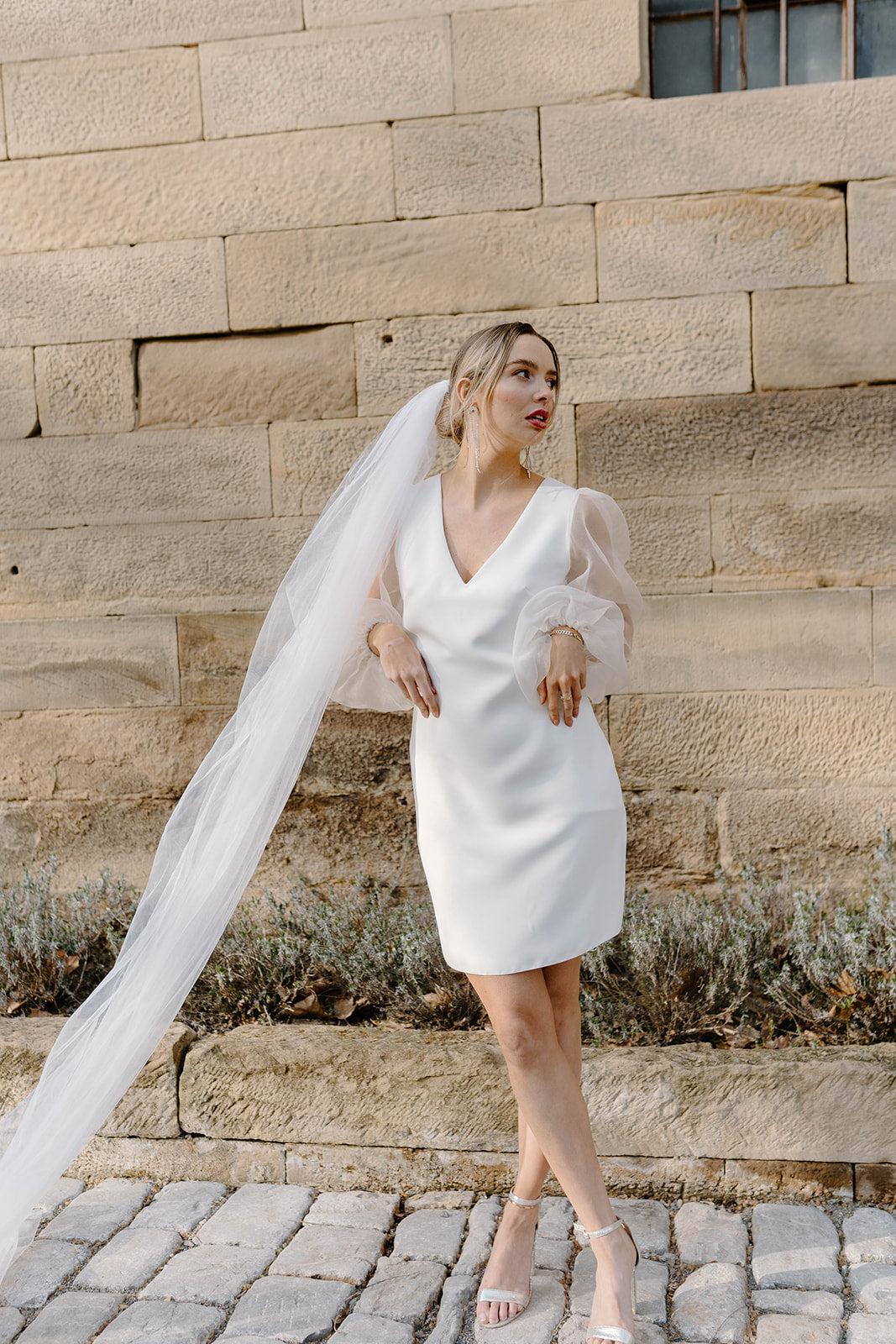 Lange Strassohrringe, Silber, Ohrringe mit Strass, funkelnde Brautohrringe, feiner Brautschmuck, Schmuck Hochzeit, moderner Ohrschmuck, Glaenzende Haengeohrringe, Brautjungfer, Trauzeugin, Styled Shooting, Weddingtrend, Schmuckbluete
