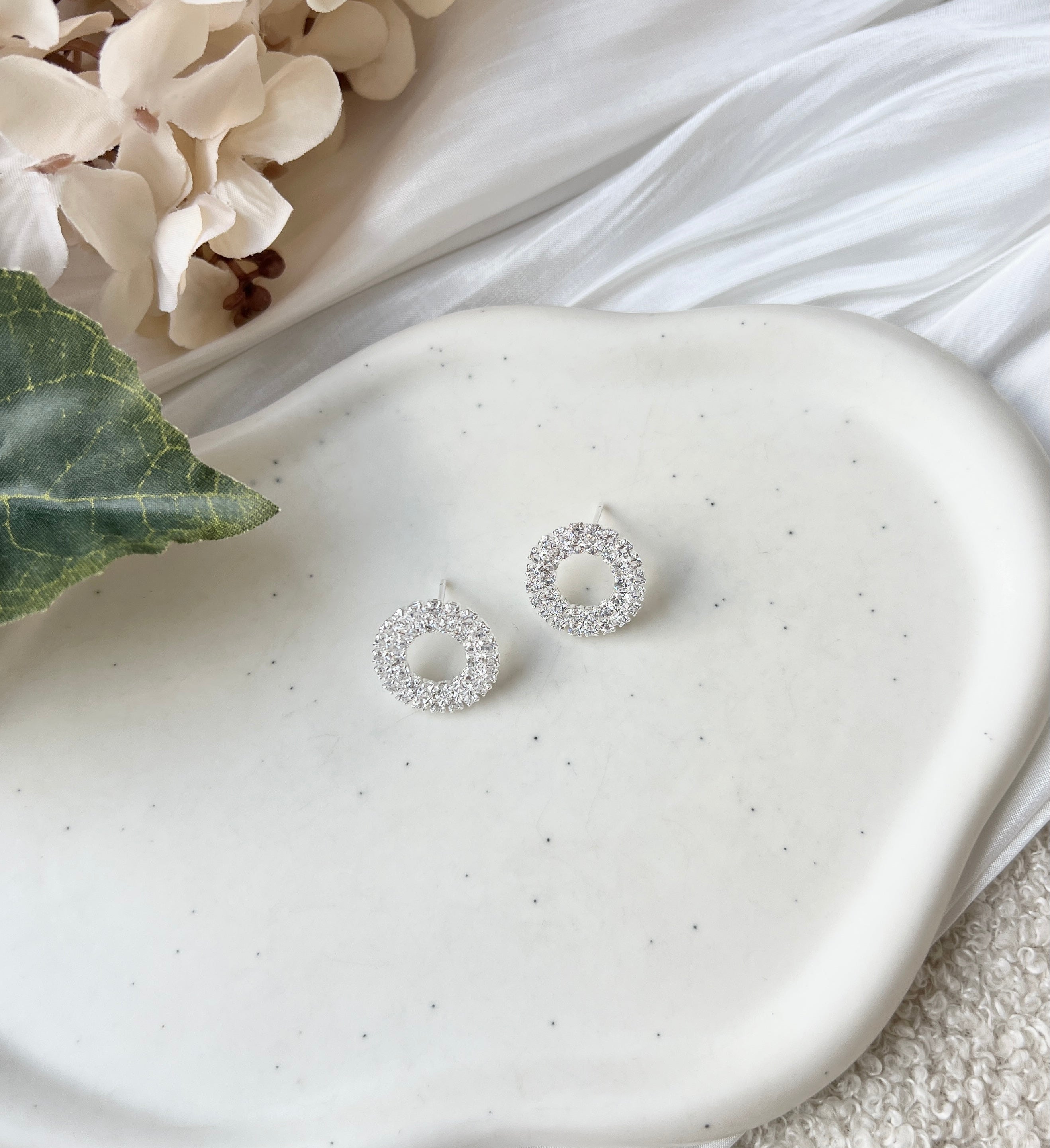 Feine Ohrstecker, silberne Brautohrringe, Silber, Rund, Strasssteine, hochwertiger Brautschmuck, elegante Ohrringe, glaenzender Schmuck, Hochzeitsschmuck, Runde Form, Geschenk fuer Sie, feiner Damenschmuck, Geburtstagsgeschenk, Standesamtlook, Weddinginspiration, Bridalinspo