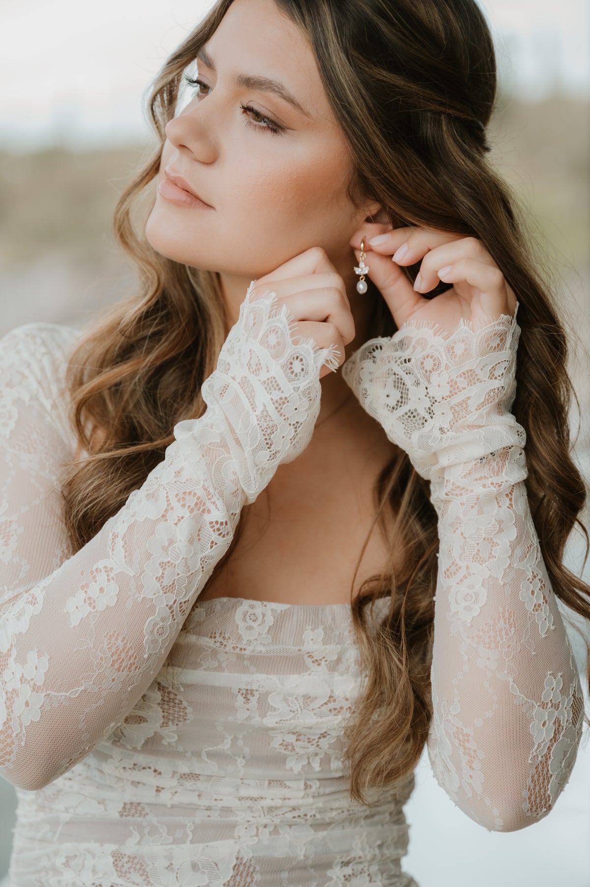 Brautohrringe mit feinen weißen Perlen, in den Farbvarianten Silber oder Gold, Ohrringe für die Hochzeit, Brautjungfern und Trauzeugin, Schmuck für die Braut, zarter Glanz, Standesamt, moderne Hängeohrringe, Damenschmuck, Weihnachtsgeschenk, Schmuckbluete
