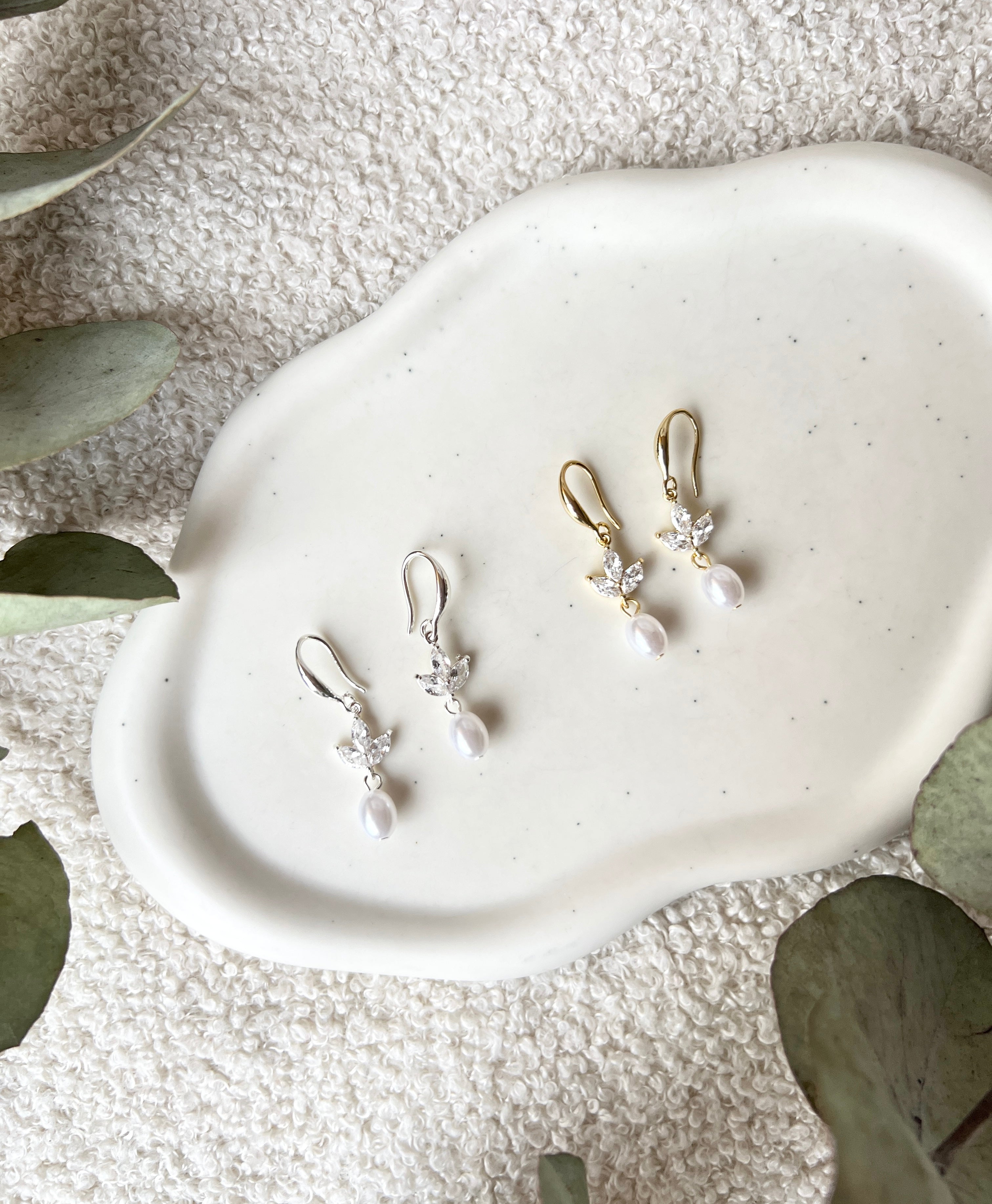 Brautohrringe mit feinen weißen Perlen, in den Farbvarianten Silber oder Gold, Ohrringe für die Hochzeit, Brautjungfern und Trauzeugin, Schmuck für die Braut, zarter Glanz, Standesamt, moderne Hängeohrringe, Schmuckbluete