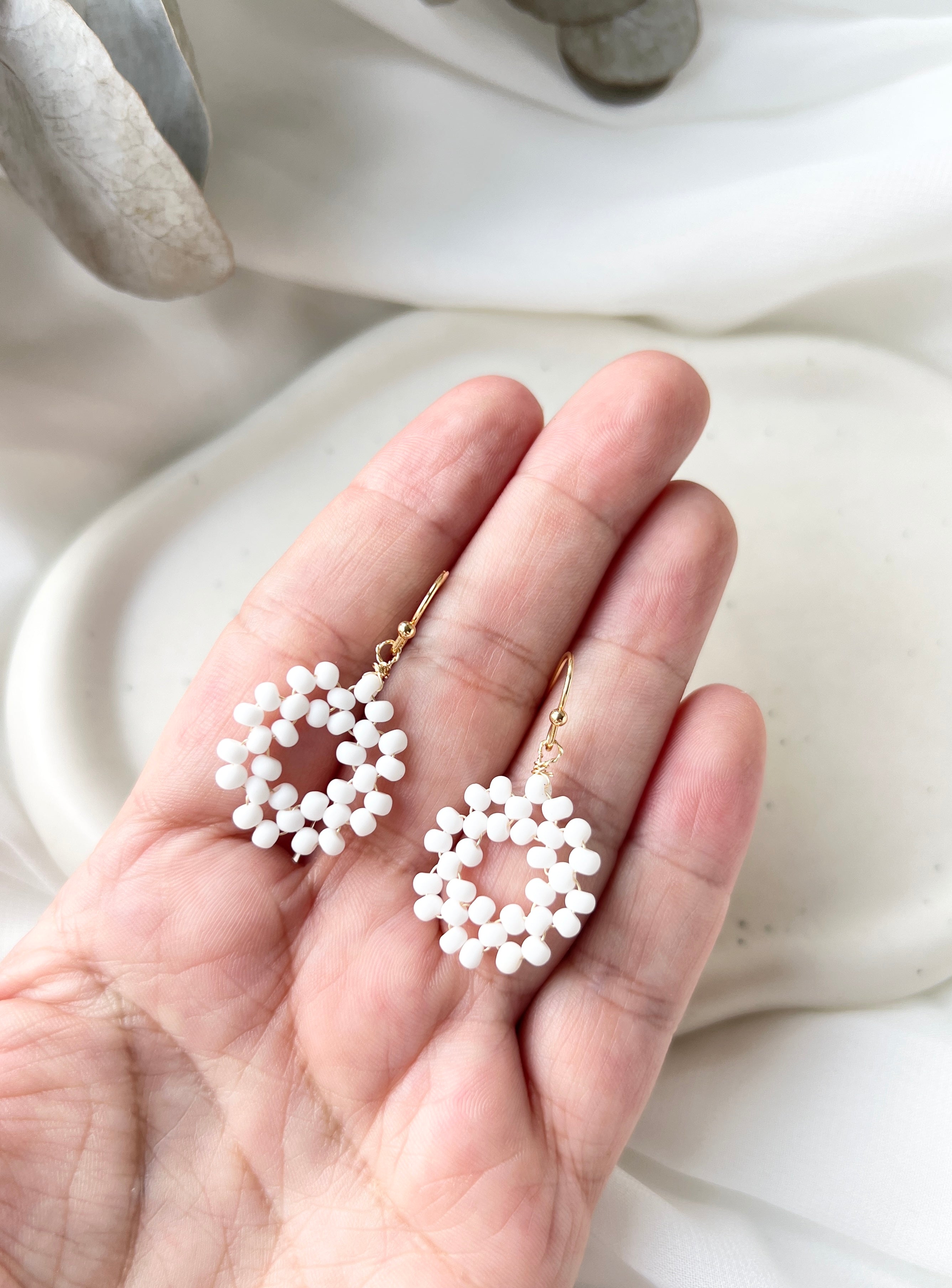 Filigrane Perlenohrringe, handgefertigt in Deutschland, feine Brautohrringe, Ohrringe mit weißen Perlen, runde Form, Bluetenform, Hochzeitsschmuck, feinste Handarbeit, Feinschmuck, Schmuck Hochzeit, elegante Hochzeitsohrringe, Haengeohrringe mit goldenen Details, Perlenohrringe, Perlenschmuck gefertigt in Deutschland
