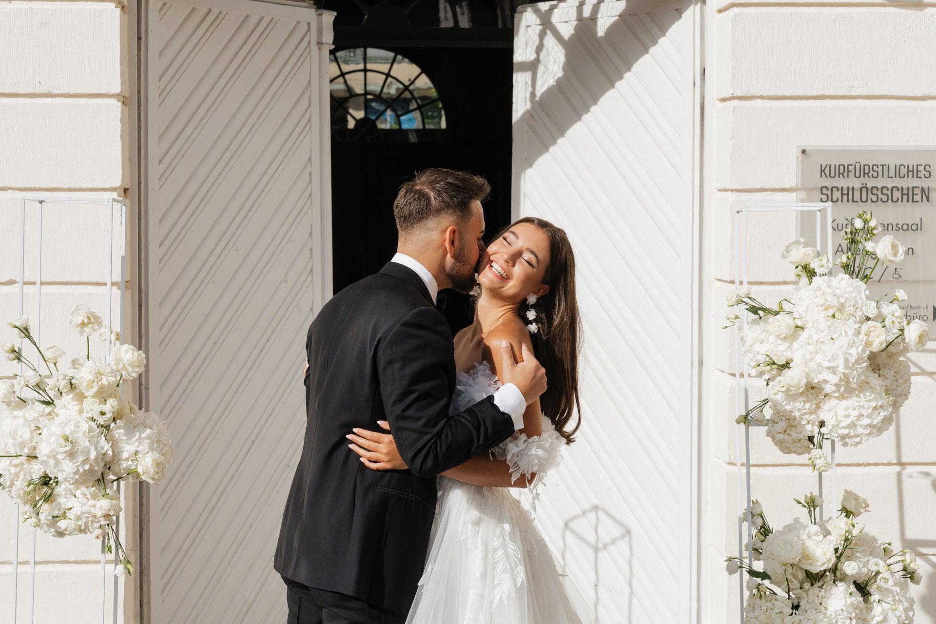 Lange Blütenohrringe, Weiße Blumen, Goldene Details, elegante Brautohrringe, feiner Brautschmuck, milchig-weiss, Hochzeitsschmuck, Schmuck Hochzeit, Statementschmuck, Ohrringe Standesamt, Blumenschmuck, Weddinginspiration, Bridalinspo, Bride to be, Earrings, Styled Shooting, modern Wedding