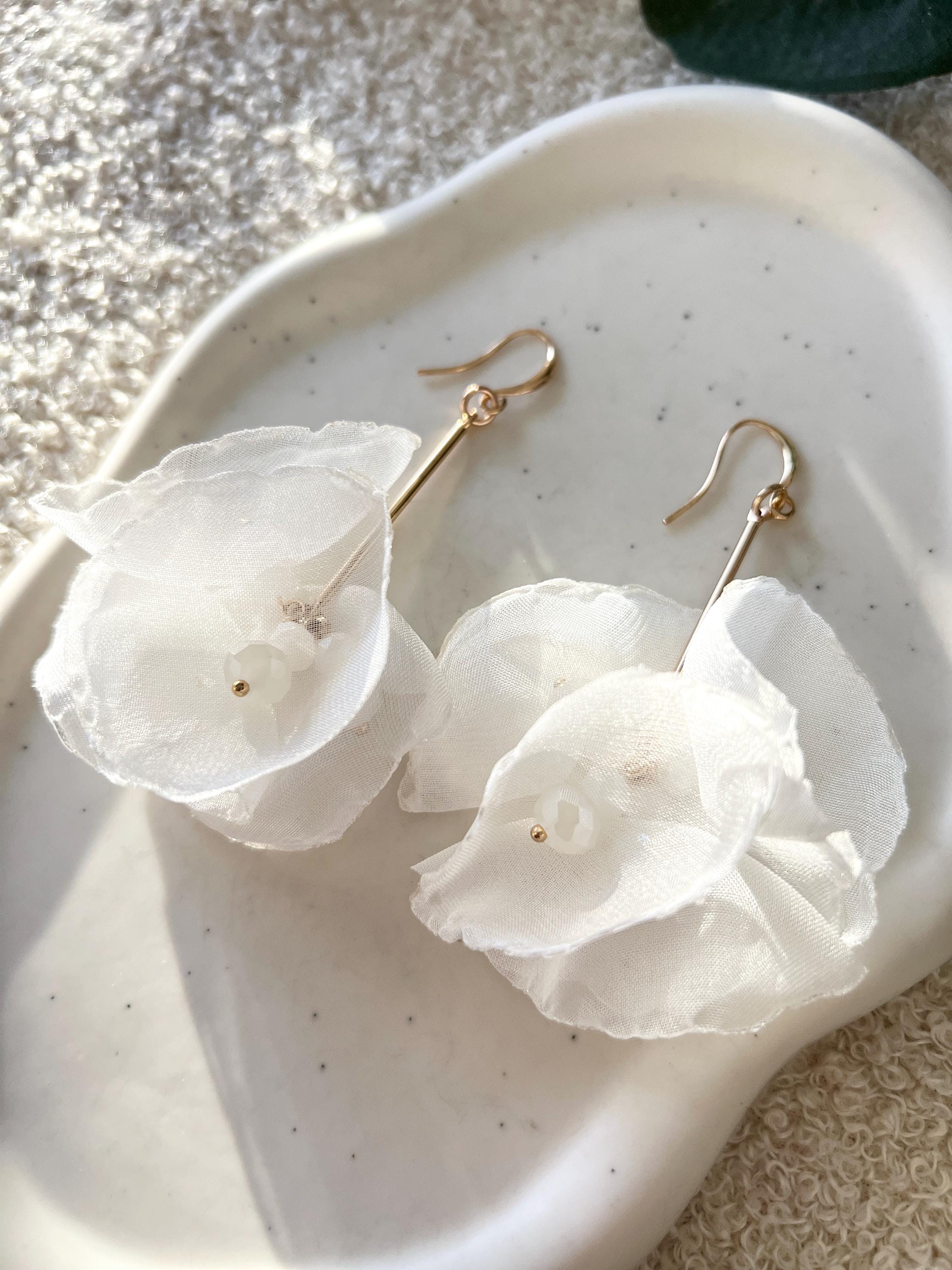 Moderne Ohrringe, Brautohrringe, Gold, weiße Blüten, glänzende Perlen, Perlenschmuck, Stoff, Hängeohrringe, Brautschmuck, Schmuck Hochzeit, Perlenohrringe
