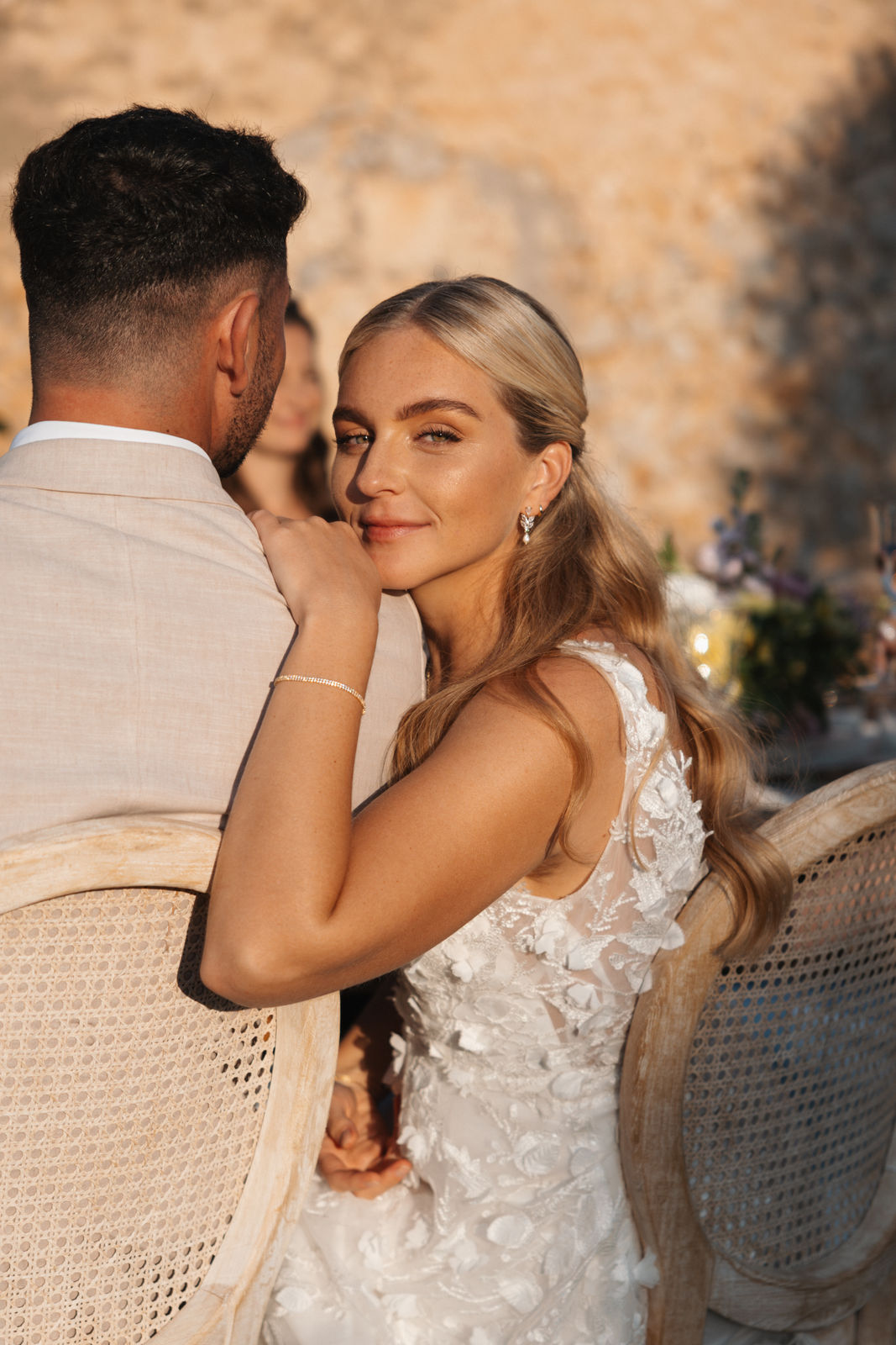 Armband, gold, feine glaenzende Strasssteine, Tennisarmband, Tennis Bracelet, goldener Brautschmuck, zartes Brautarmband, edler Schmuck für die Hochzeit, Standesamt Tennisbracelet, Geschenk für Sie, Weihnachtsgeschenk für Frauen, Damenschmuck, Schmuckbluete 