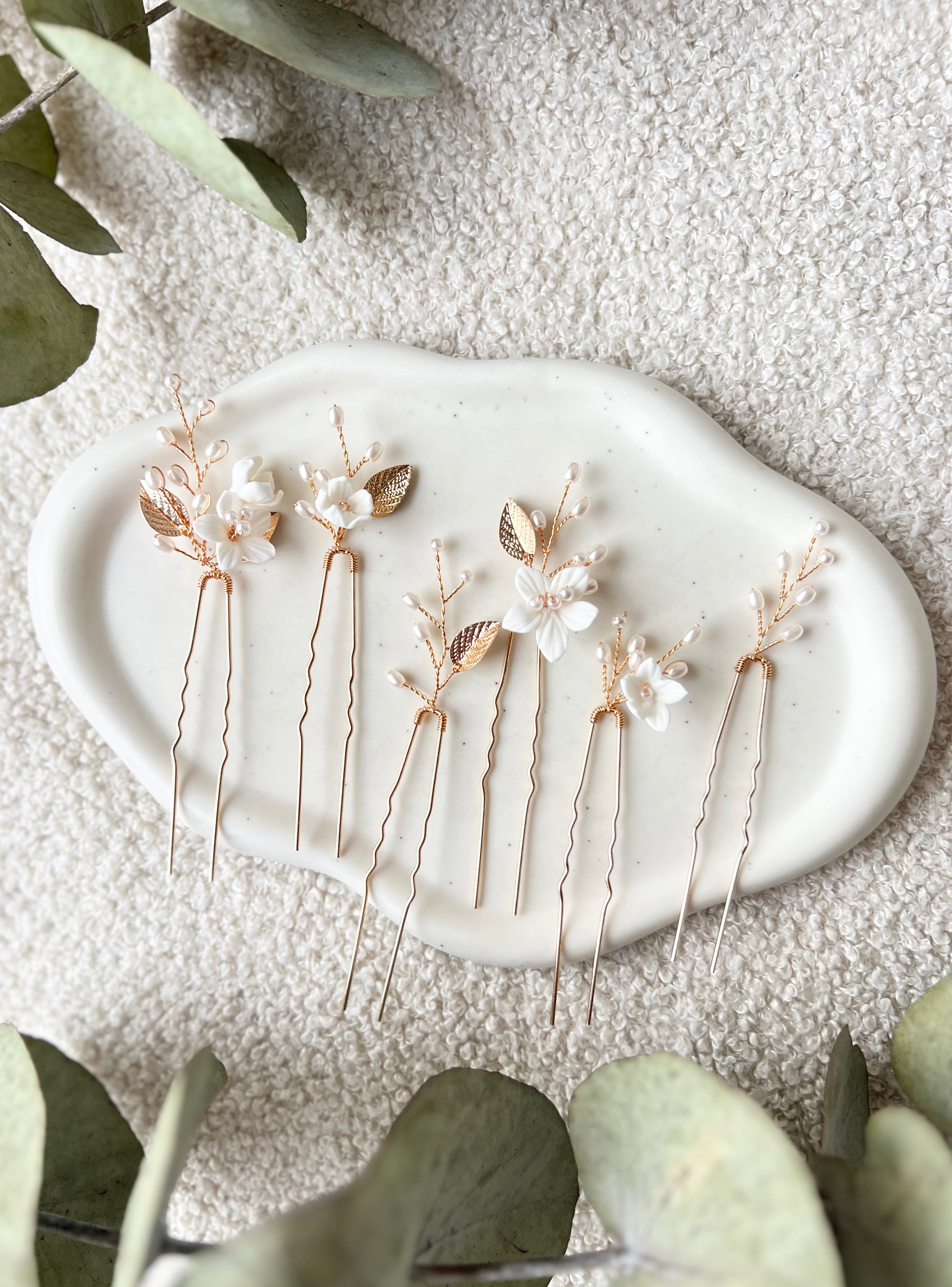 Haarnadeln mit zarten Blüten und weißen Perlen, Set 6 Stück, Brautschmuck fuer die Haare, Haarschmuck für die Hochzeit, hochwertiger Brauthaarschmuck, Perlenschmuck, Frisur Brautjungfer und Trauzeuginnen, elegante Haarspangen