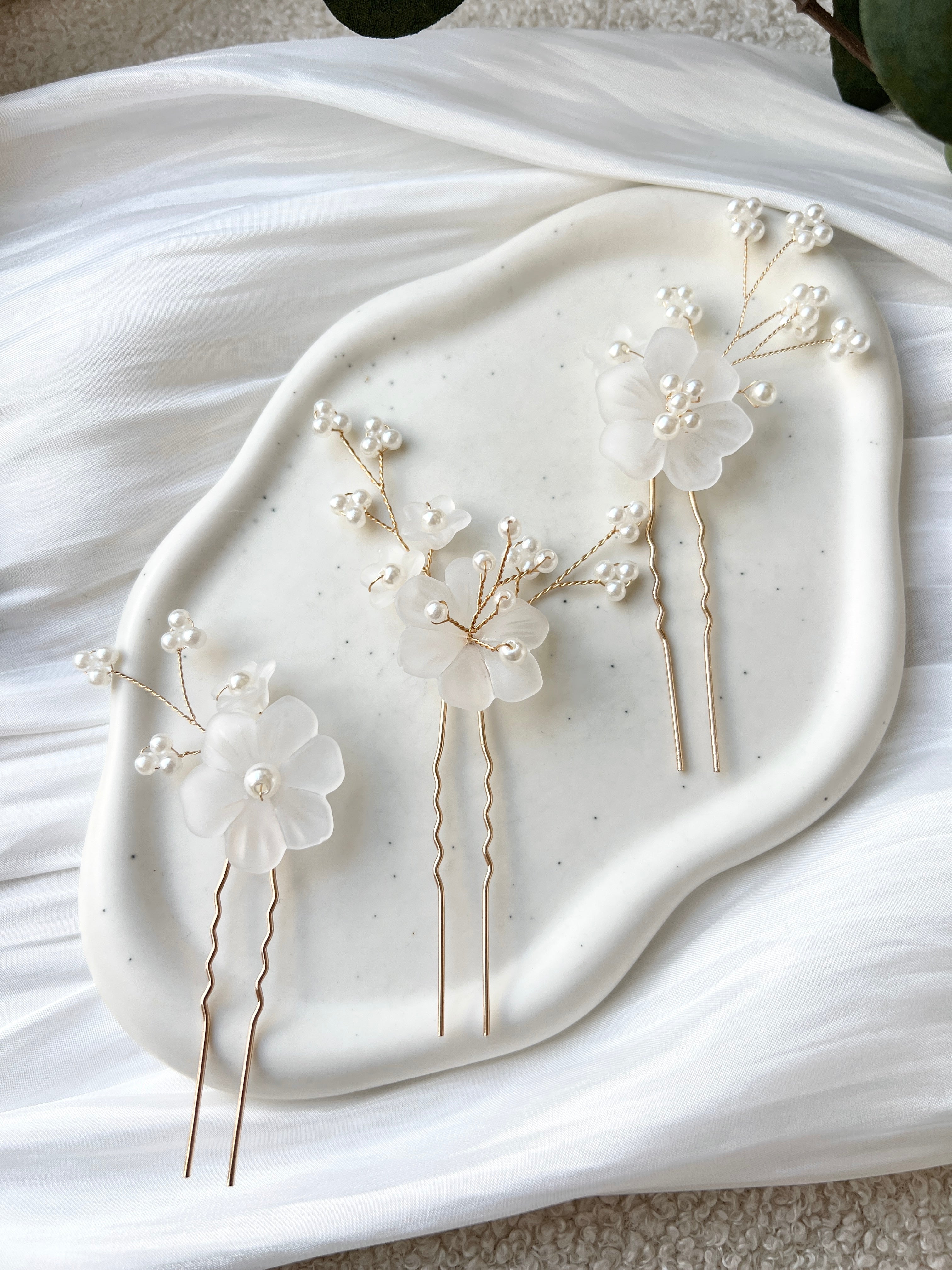 Set Brauthaarschmuck, Gold, weisse leicht transparente Blumen, zarte Perlen, Juwelierdraht, feiner Haarschmuck, Hochzeit, Perlenschmuck, Haarnadeln fuer die Braut, hochwertiger Brautschmuck, Bride to Be, Weddinginspiration, Hochzeitsschmuck, Bridalinspo, Schmuckbluete