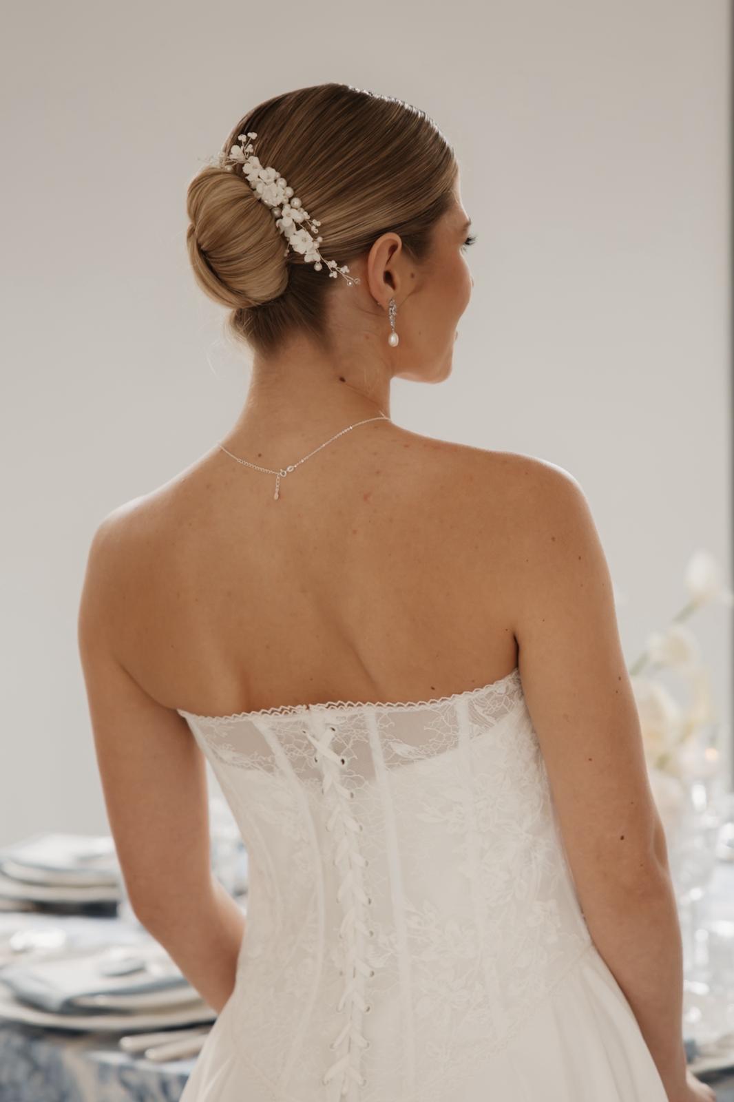 Haarkamm mit zarten Keramikblumen, weiße Blueten und Perlen, Perlenschmuck Hochzeit, Brauthaarschmuck, silberner Haarschmuck, Brautfrisur Brauthaarkamm, Schmuckbluete