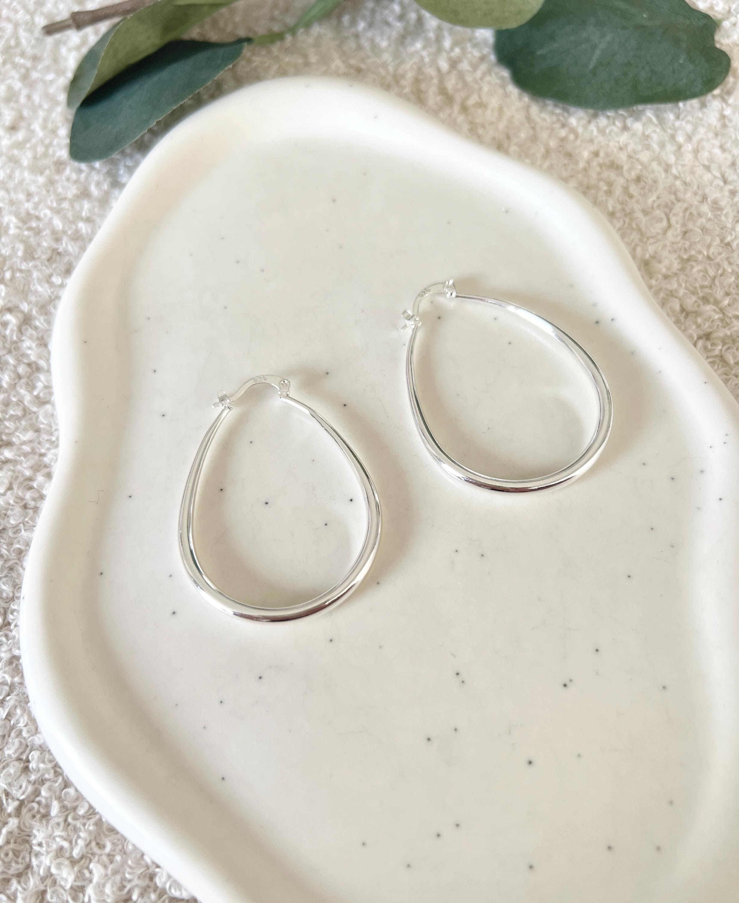 Silberne ovale Creolen, hellsilber, Ohrringe, moderne Brautohrringe, Schmuck Hochzeit, Geschenk fuer Sie, Weihnachtsgeschenk Frauen, Geburtstagsgeschenk, hochwertiger Ohrschmuck