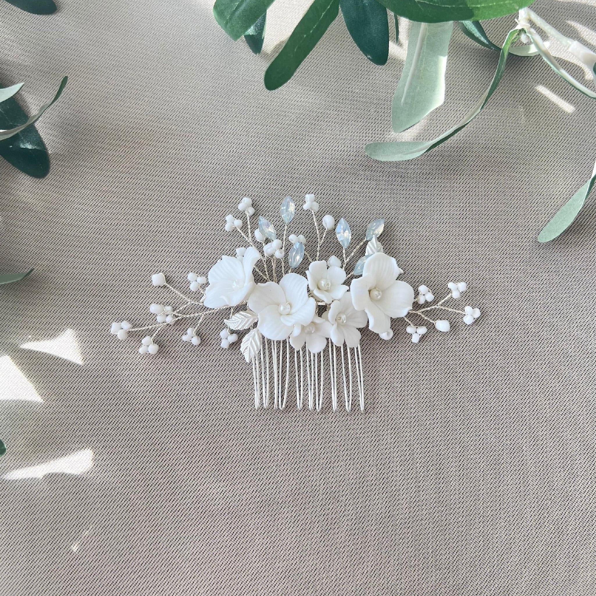 Haarkamm, Brautschmuck, feiner Brauthaarschmuck, Silber, Keramikblueten, weiße Porzellanblumen, Haarschmuck mitweissen Perlen, Perlenschmuck Hochzeit, Hochzeitsschmuck, blaeuliche Strasssteine_ Brautfrisur_Schmuckbluete