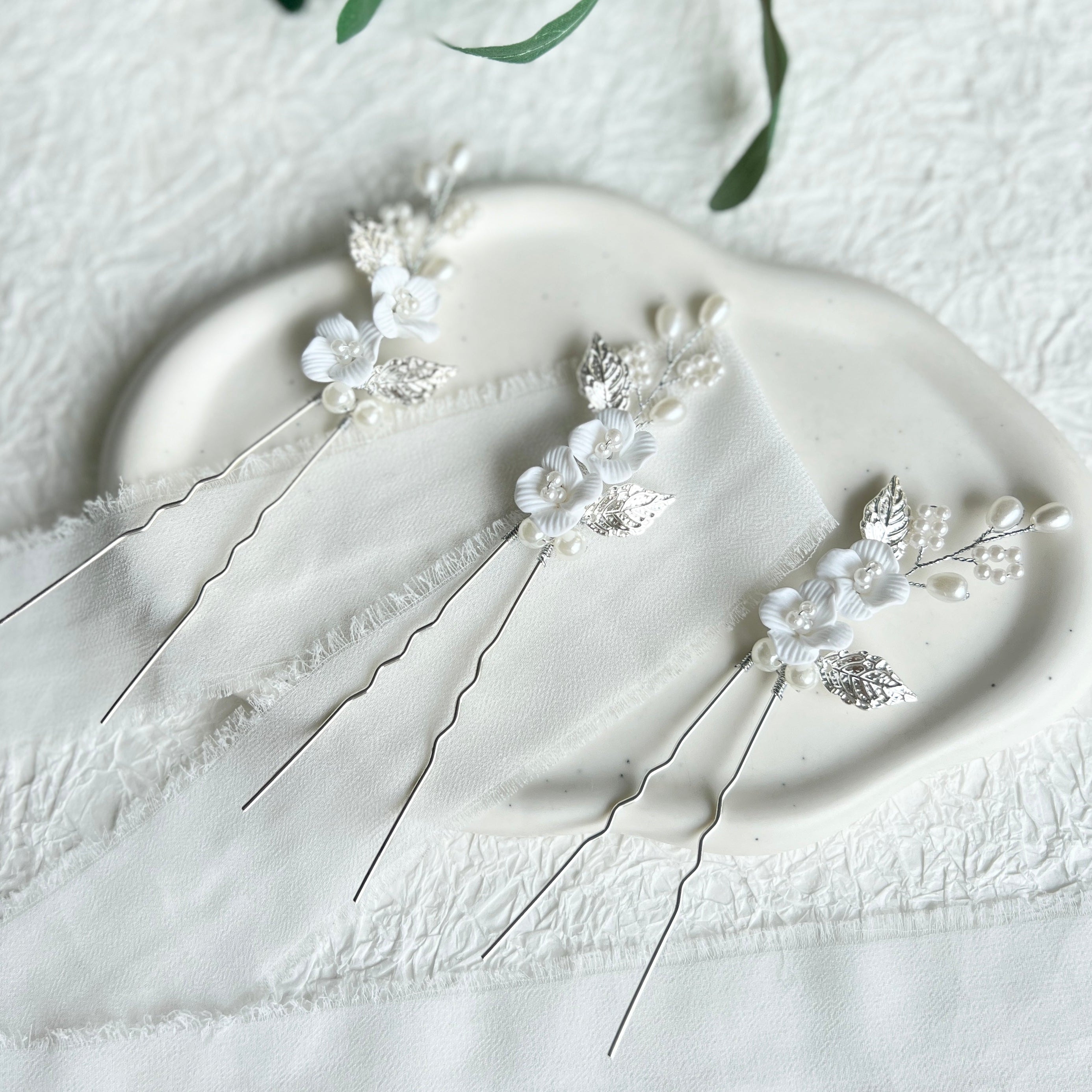 Brauthaarschmuck, Haarnadeln, 3 Stück, Silber oder Gold, Weiße Perlen, silberne oder goldene Blätter, weiße Blumen, Blumenschmuck, Brautschmuck, Brautfrisur, floraler Schmuck, Hochzeit