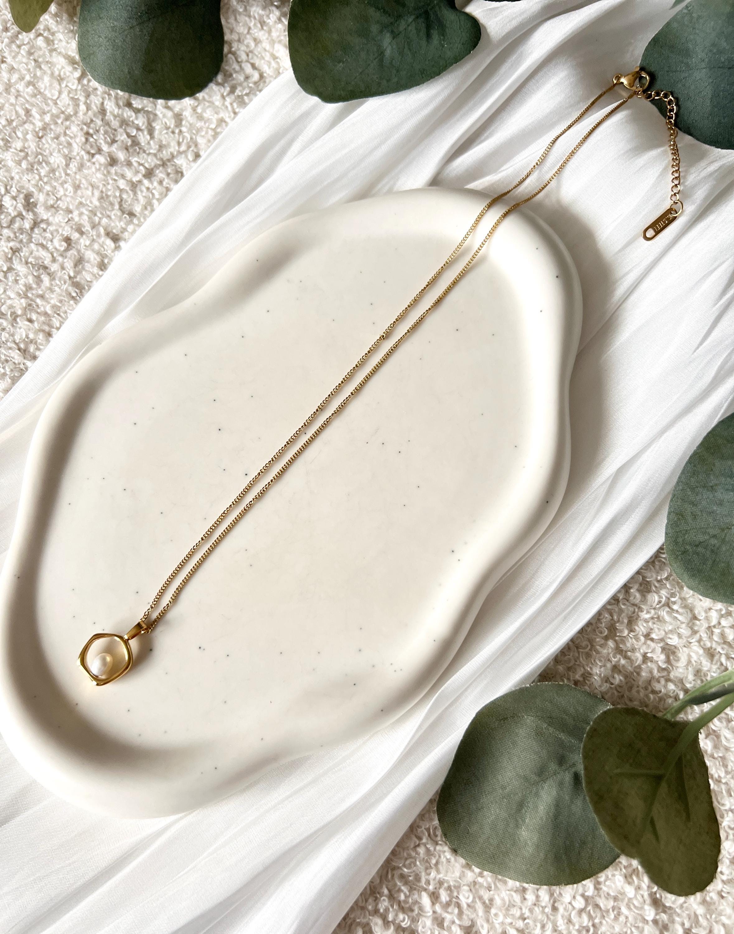 Halskette, Perle, Perlenanhaenger, Perlenschmuck, Brautschmuck, Gold, Brauthalskette, Schmuck Hochzeit, feine Kette
