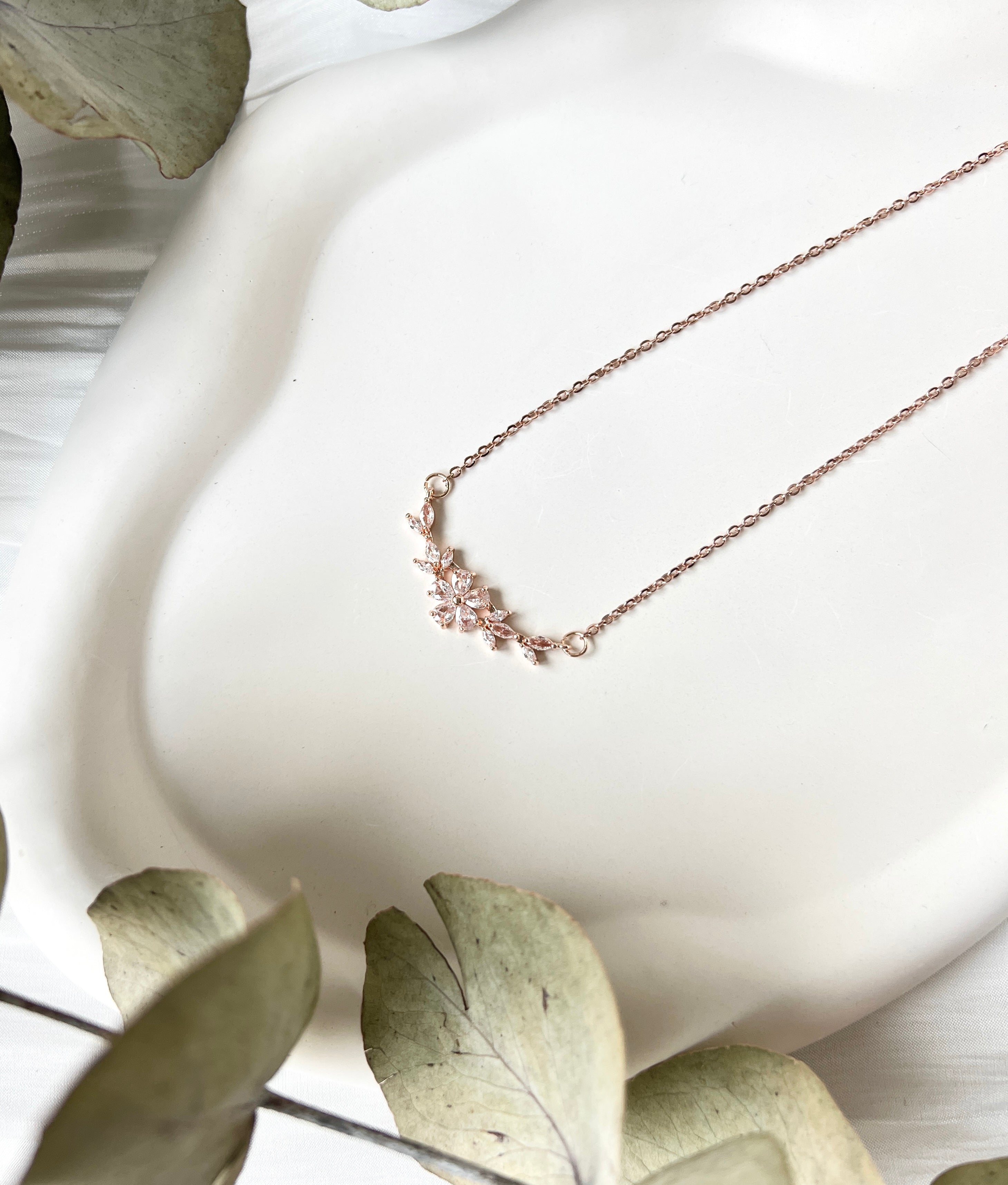 Halskette, kurze Kette, feiner Brautschmuck, feine Blumen, Roségold, Silber oder Gold, glaenzender Schmuck, hochwertiger Hochzeit, Brauthalskette, Brautjungfer, Geschenk fuer Sie, kurze Kette, Damenschmuck, Weihnachtsgeschenk Frauen