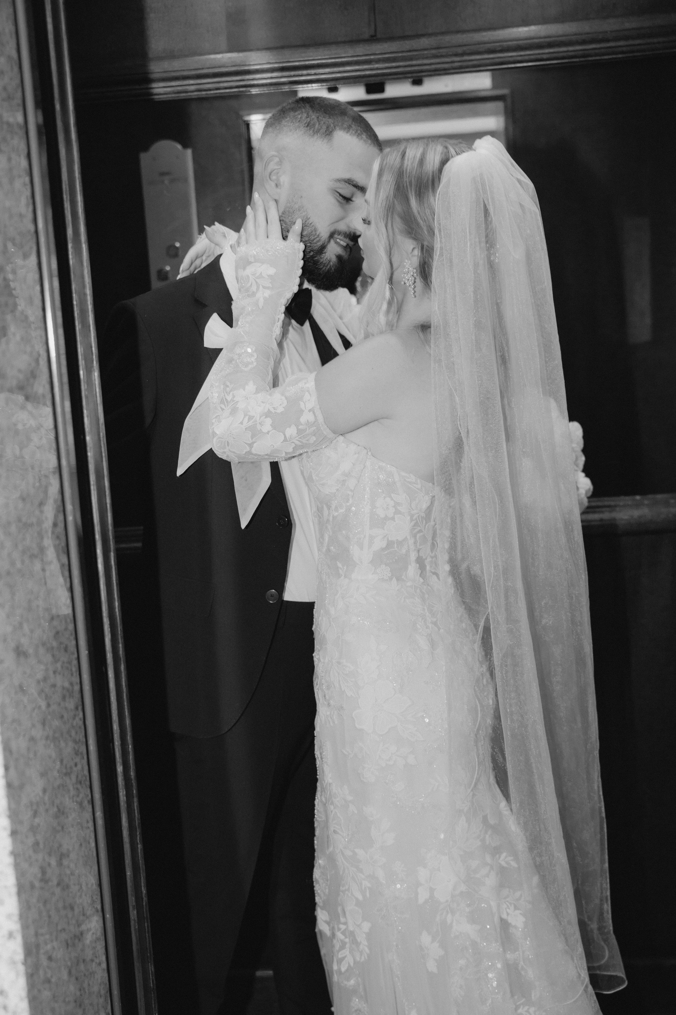 Elegante Perlenohrringe, weiße feine Perlen und silberner Juwelierdraht, Haengende Ohrringe mit Ohrstecker, moderner Brautschmuck, schicke Brautohrringe, Schmuck Hochzeit, Weddinginspiration