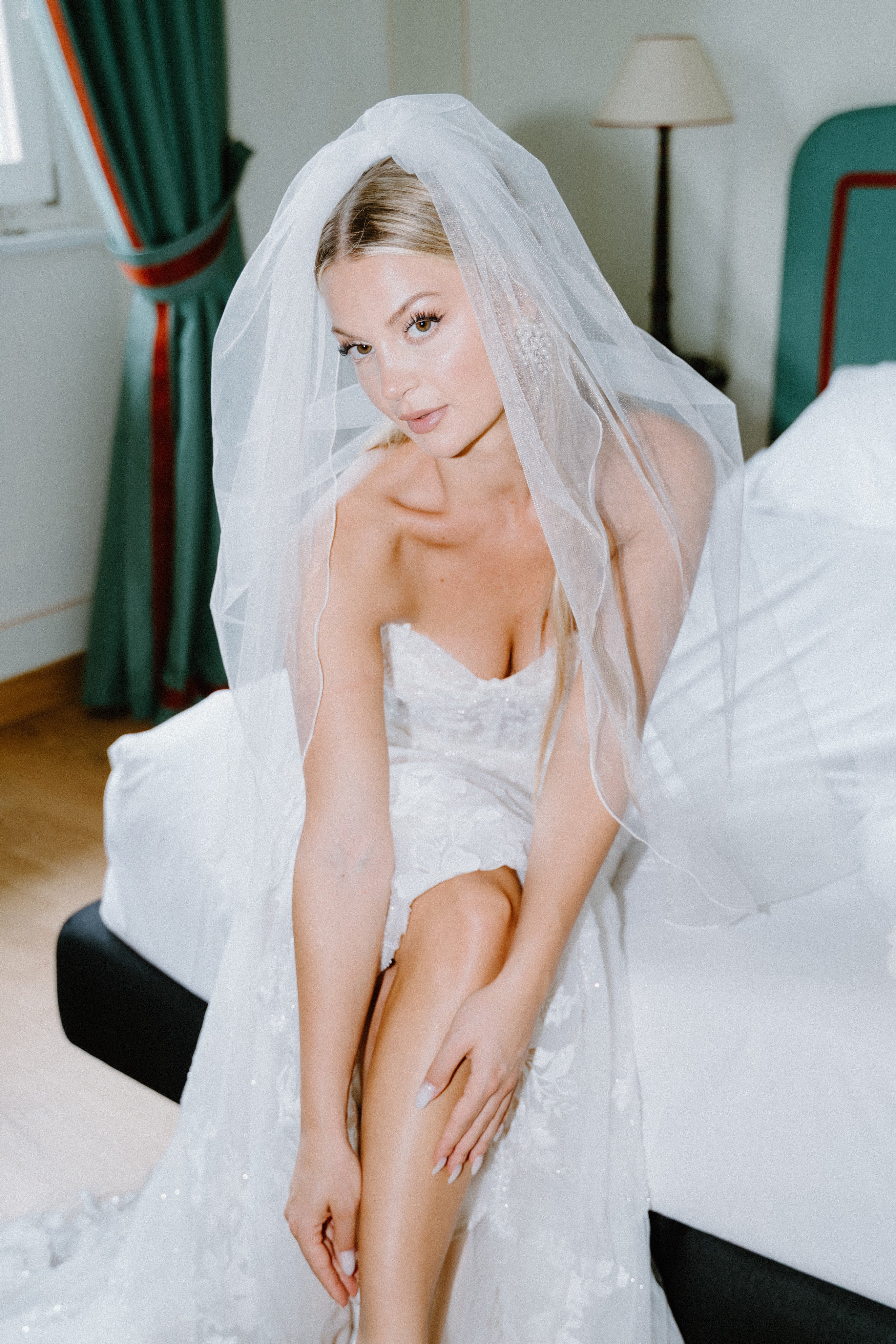 Elegante Perlenohrringe, weiße feine Perlen und silberner Juwelierdraht, Haengende Ohrringe mit Ohrstecker, moderner Brautschmuck, schicke Brautohrringe, Schmuck Hochzeit, Weddinginspiration