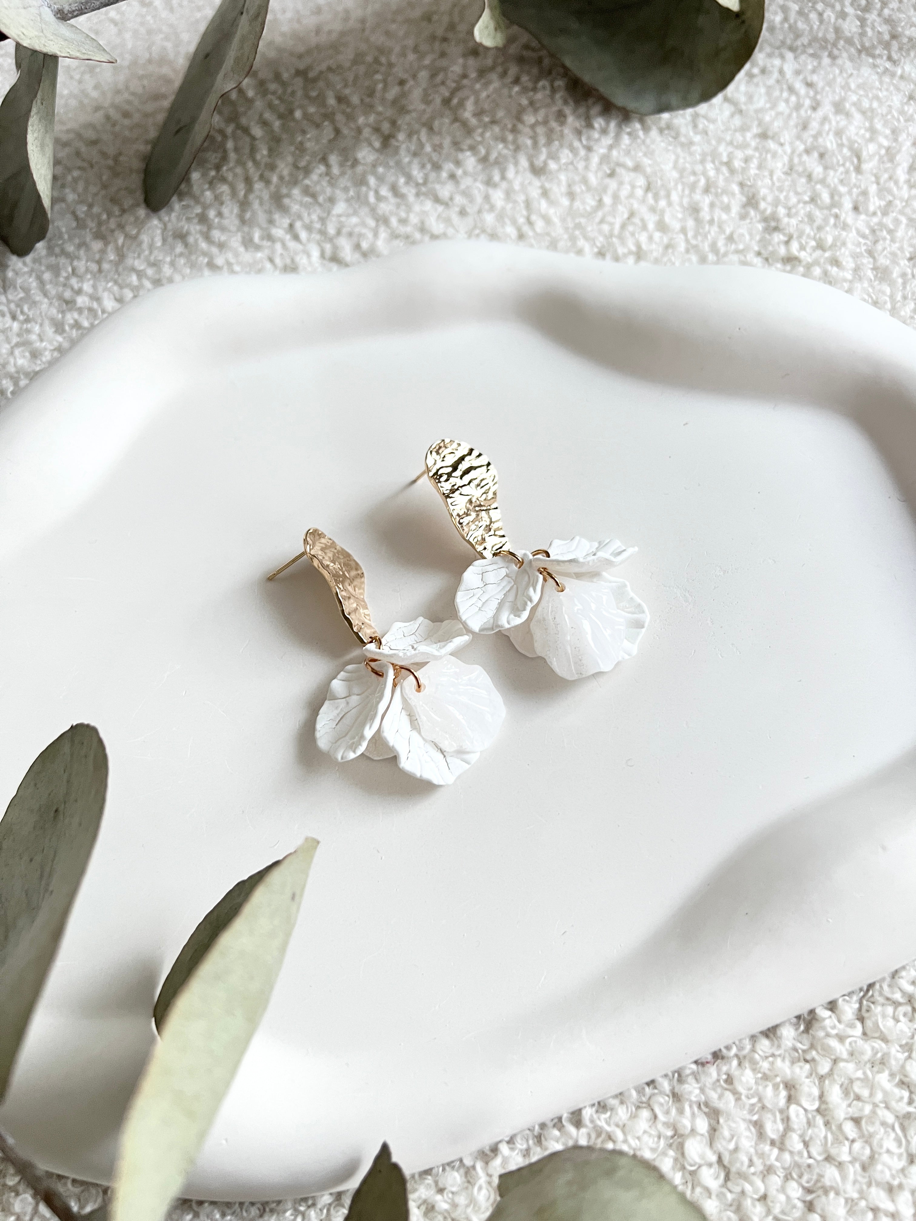 Brautohrringe, Gold und Weiss, Blaetterform, feine Ohrringe, moderner Brautschmuck, Ohrstecker mit goldenen Details, Bluetenblätter, Schmuck Hochzeit, elegante Haengeohrringe, Trauzeugin oder Brautjungfer, Brautlook, Weddinginspiration, Schmuckbluete