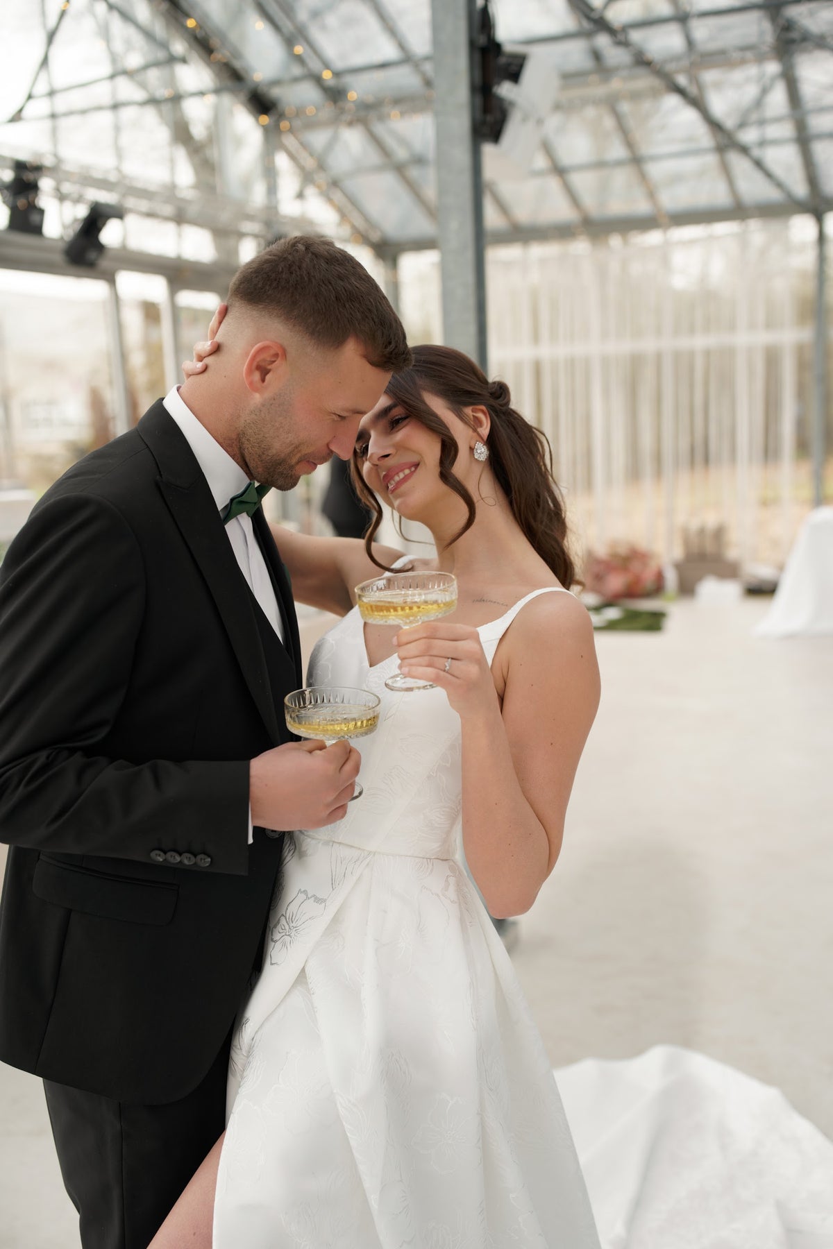 Funkelnde Ohrringe, Silber, Cubic Zirconia, auffallende Ohrstecker, Brautschmuck, glänzende Brautohrringe, eleganter Schmuck Standesamt, modern, Hochzeit