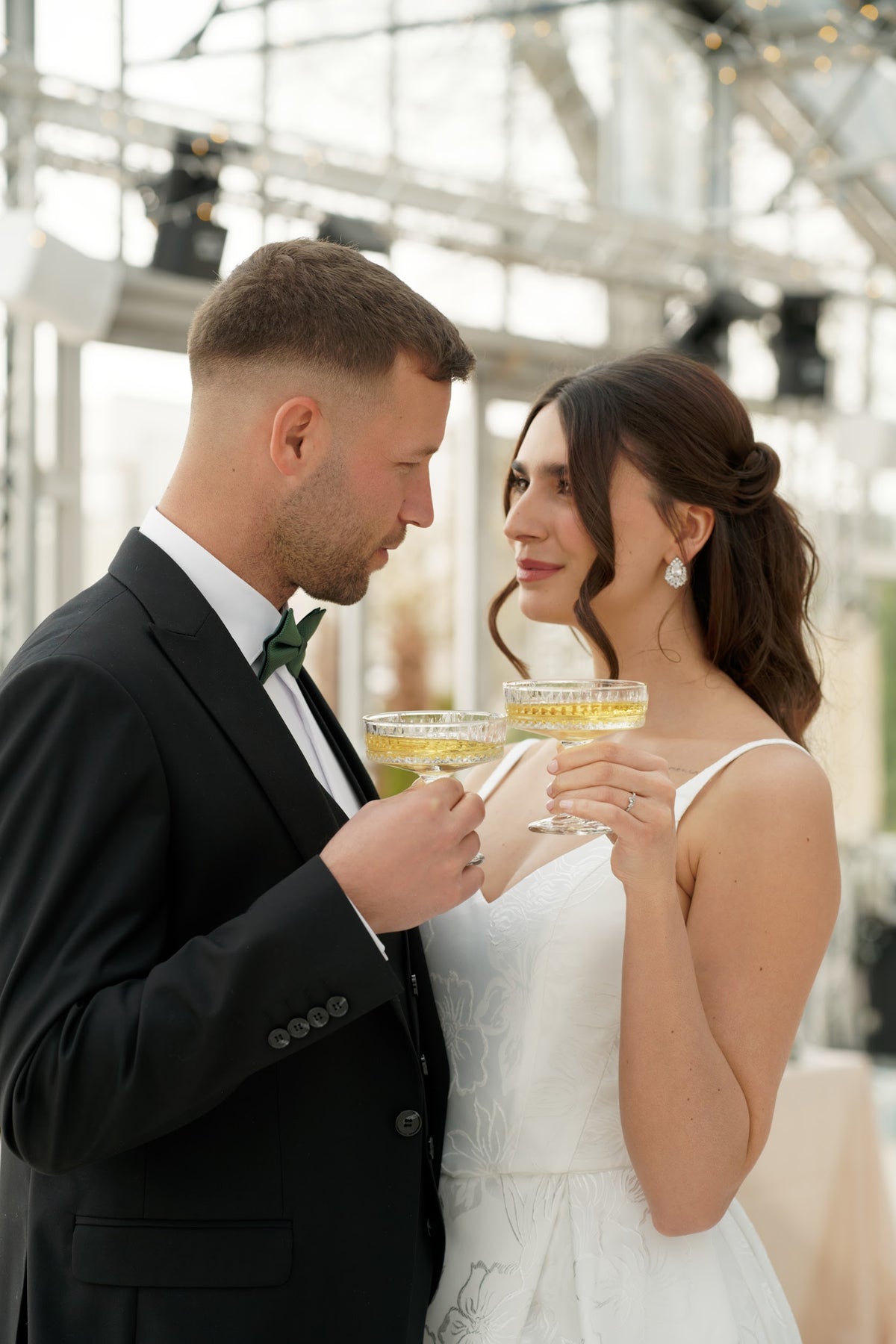 Funkelnde Ohrringe, Silber, Cubic Zirconia, auffallende Ohrstecker, Brautschmuck, glänzende Brautohrringe, eleganter Schmuck Standesamt, modern, Hochzeit