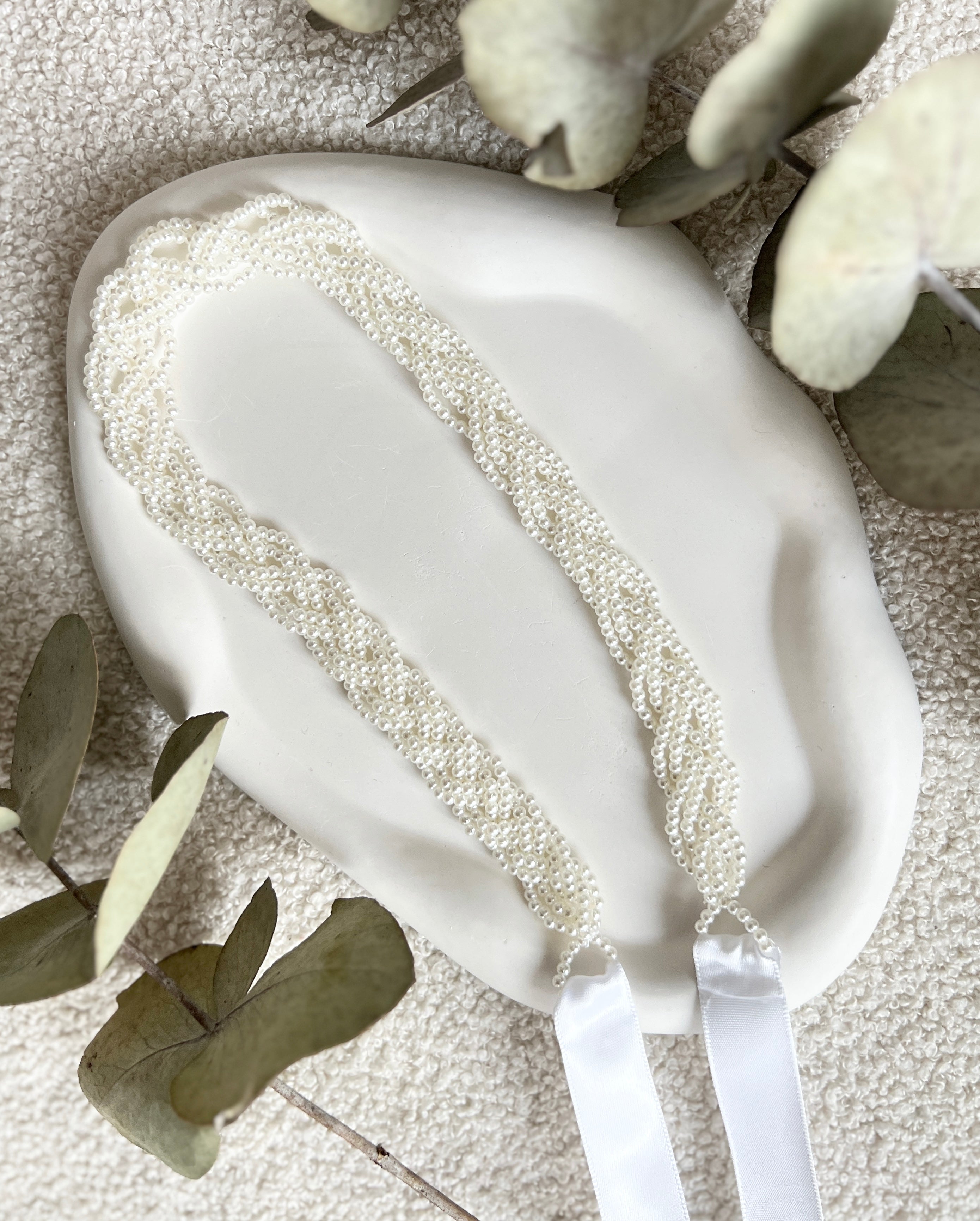 Brautgürtel mit feinen weißen Perlen, Perlenguertel, Einheitsgröße, Onesize, Brautschmuck, Brautzubehör, Perlenschmuck fuer die Braut, Standesamtlook, weddinginspiration, Bridalinspo, Wedding Inspiration, Bridaljewelry
