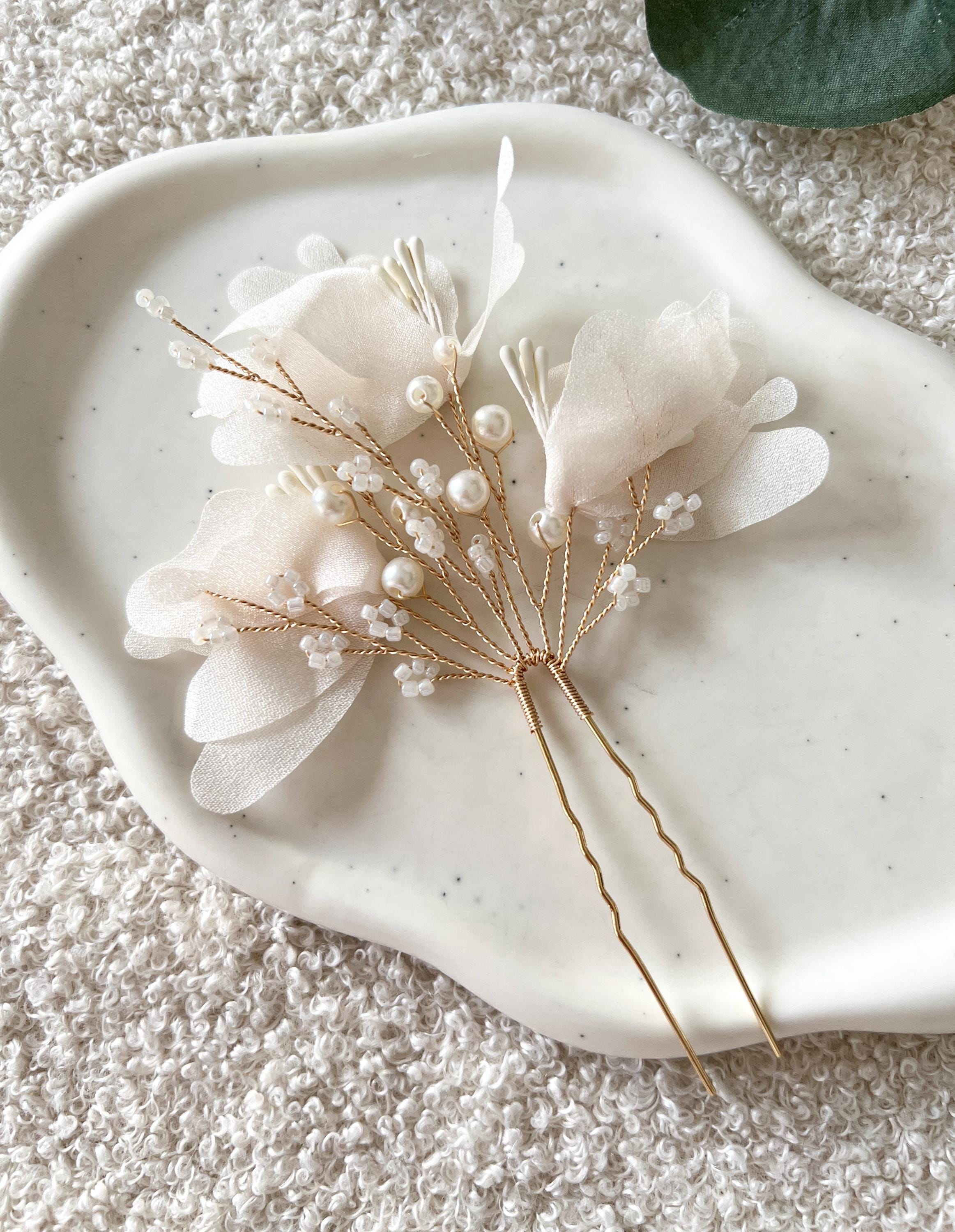 Haarnadel, gold, Blütenblätter, feine weisse Perlen, Brautschmuck, Hochzeit, Hochzeitsschmuck, eleganter Brauthaarschmuck