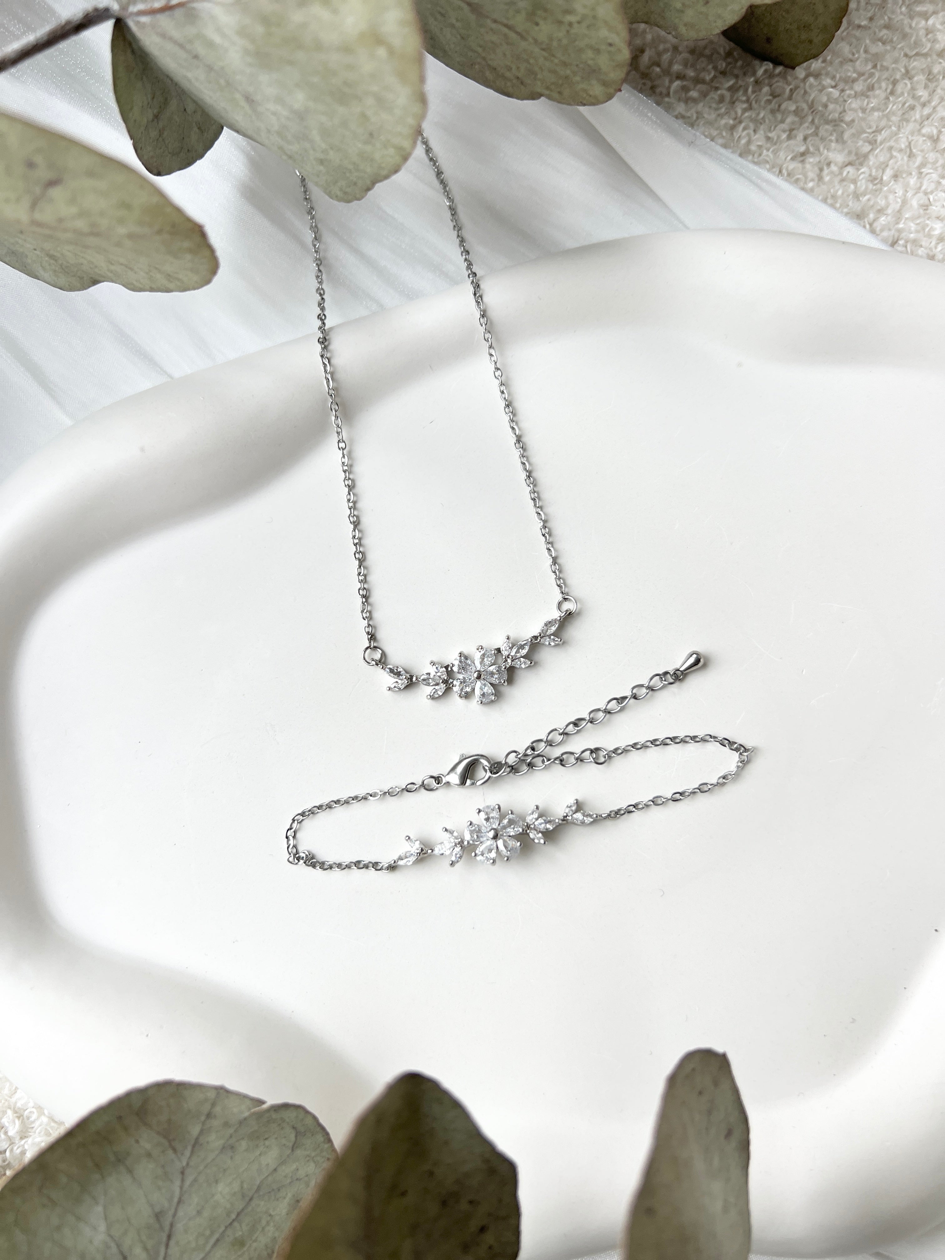 Schmuckset, Armband und Halskette mit funkelnden Steinen aus Glas, Silber oder Gold, feiner Brautschmuck, elegantes Brautarmband, edele Halskette, Schmuck fuer Sie, Geschenk Frauen, Hochzeit, glaenzender Armschmuck, Brautjungfer, Weihnachtsgeschenk, Perlenarmband, Perlenschmuck, Damenschmuck