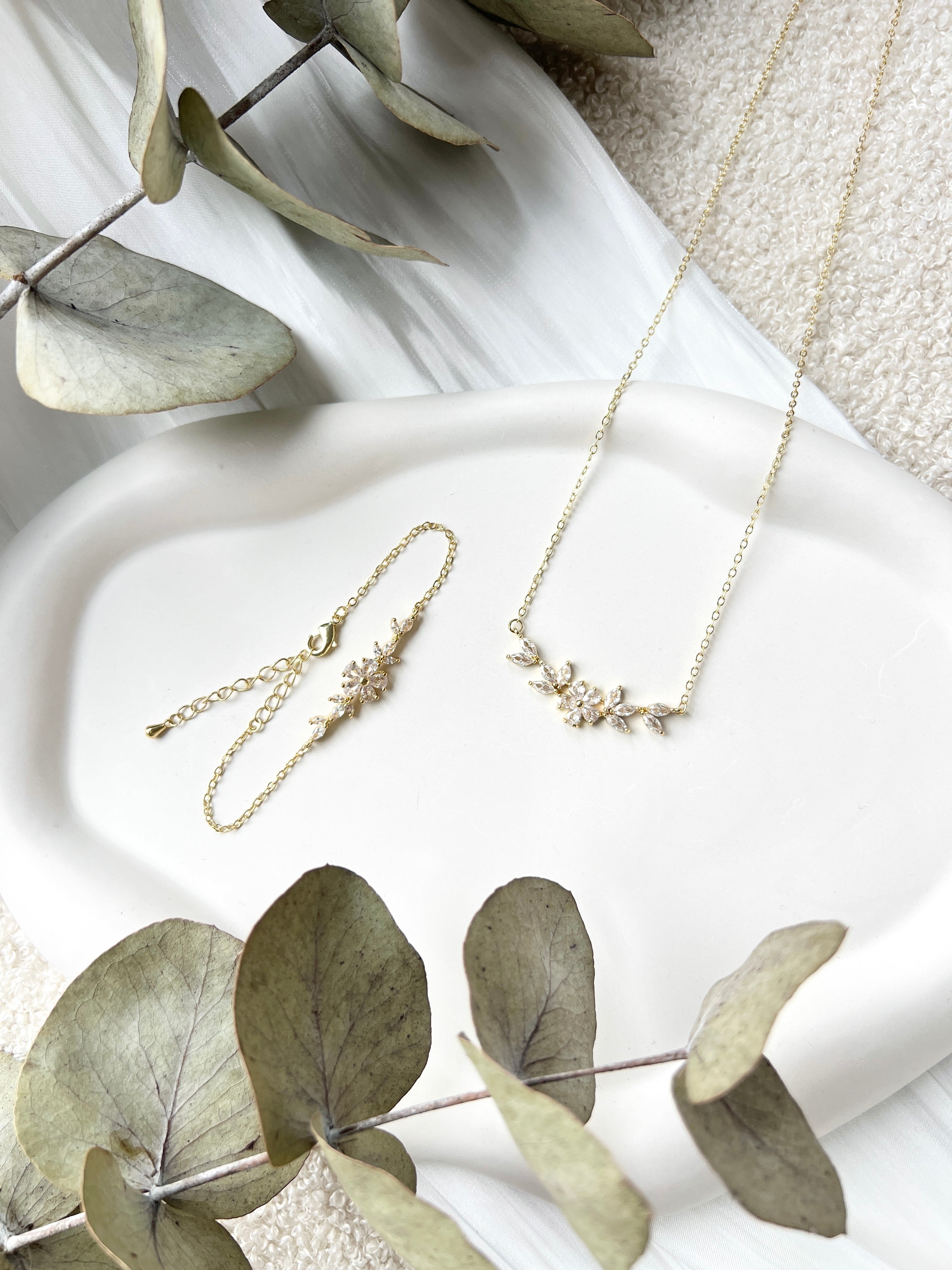 Schmuckset, Armband und Halskette mit funkelnden Steinen aus Glas, Silber oder Gold, feiner Brautschmuck, elegantes Brautarmband, edele Halskette, Schmuck fuer Sie, Geschenk Frauen, Hochzeit, glaenzender Armschmuck, Brautjungfer, Weihnachtsgeschenk, Perlenarmband, Perlenschmuck, Damenschmuck