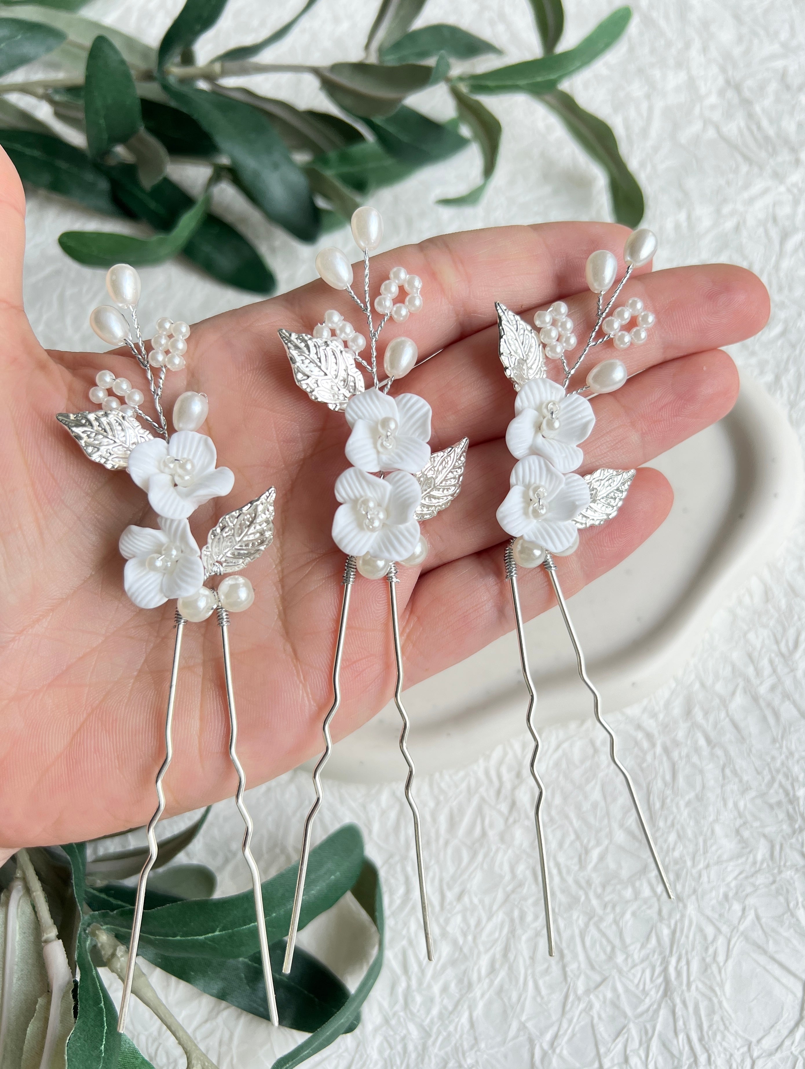 Brauthaarschmuck, Haarnadeln, 3 Stück, Silber oder Gold, Weiße Perlen, silberne oder goldene Blätter, weiße Blumen, Blumenschmuck, Brautschmuck, Brautfrisur, floraler Schmuck, Hochzeit